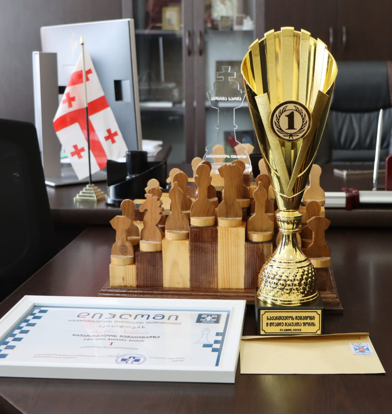 წალენჯიხის მუნიციპალიტეტის მერმა საქართველოს ჩემპიონს ჭადრაკში ანდრია სარიას ფულადი ჯილდო და სიმბოლური საჩუქარი გადასცა — 4