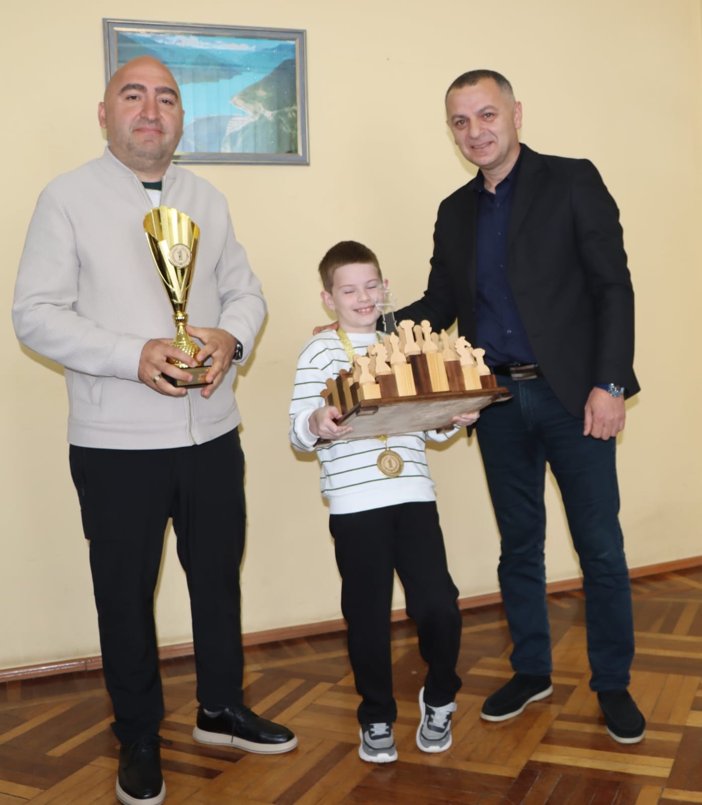 წალენჯიხის მუნიციპალიტეტის მერმა საქართველოს ჩემპიონს ჭადრაკში ანდრია სარიას ფულადი ჯილდო და სიმბოლური საჩუქარი გადასცა — 5