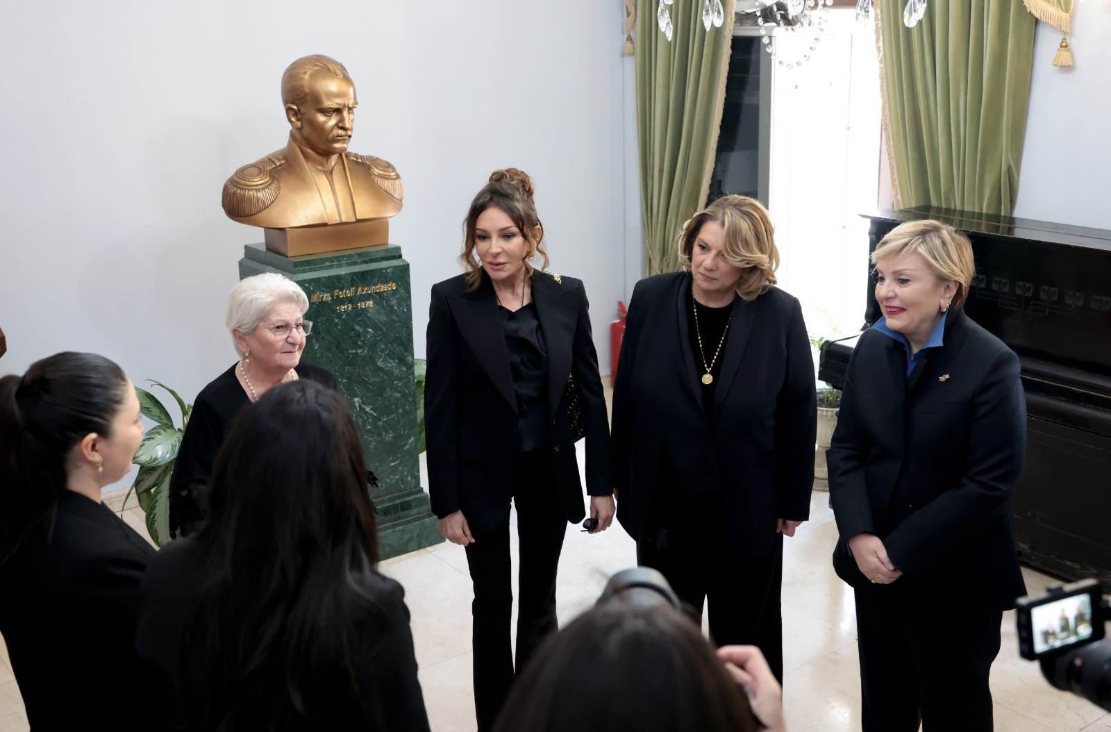 თამარ ბაგრატიონი მეჰრიბან ალიევასთან ერთად მირზა-ფათალი ახუნდოვის სახელობის აზერბაიჯანული კულტურის მუზეუმს ეწვია — 6