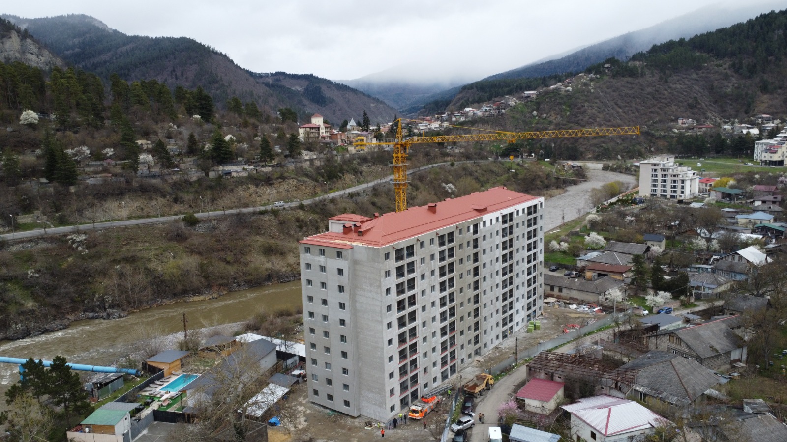 150 დევნილი ოჯახისთვის ბორჯომში თანამედროვე სტანდარტების საცხოვრებელი კორპუსი შენდება