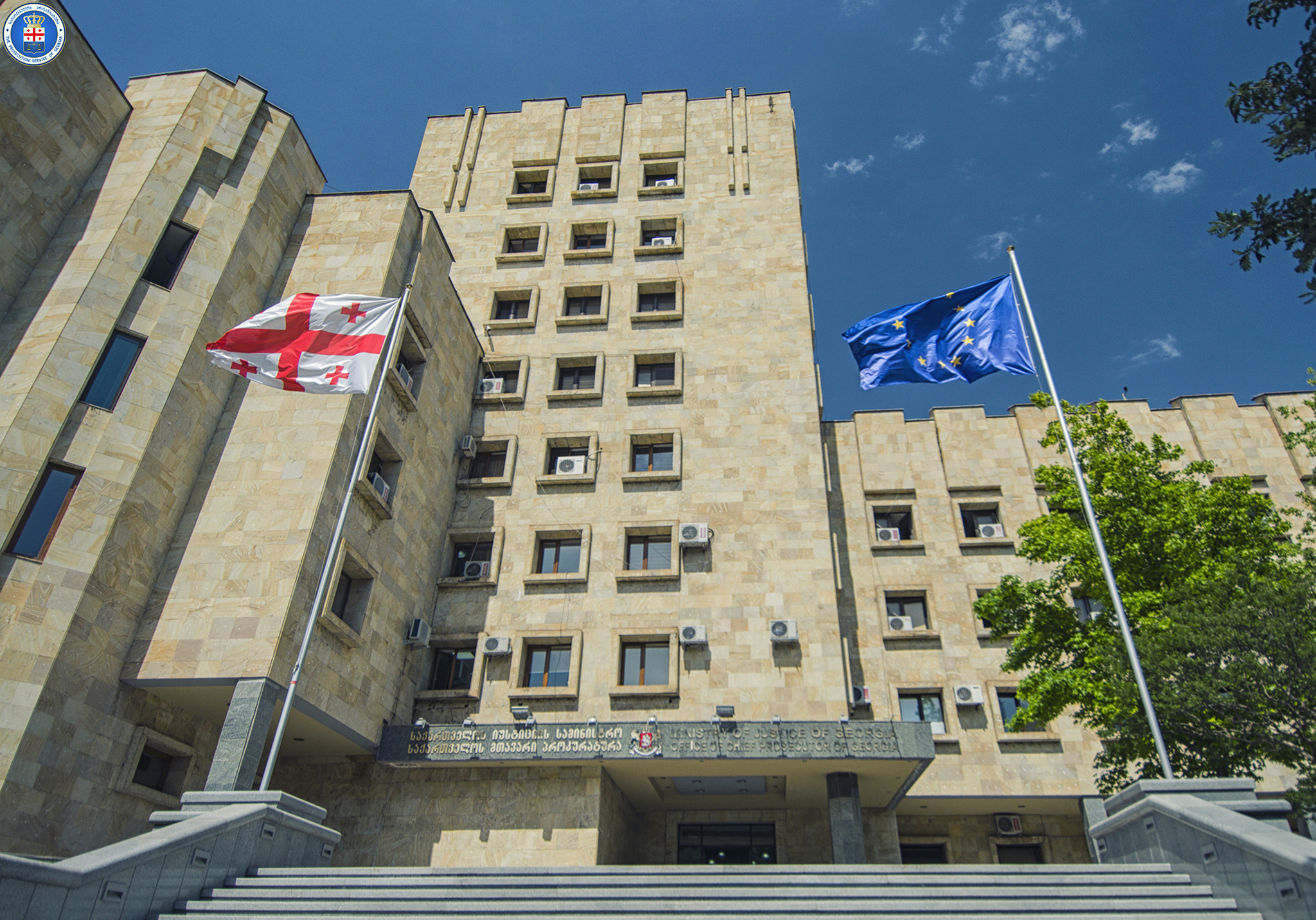 სუსის თანამშრომელი საკუთარ ავტომანქანაში, თავისივე ცეცხლსასროლი იარაღით მიყენებული ჭრილობით გარდაცვლილი იპოვეს