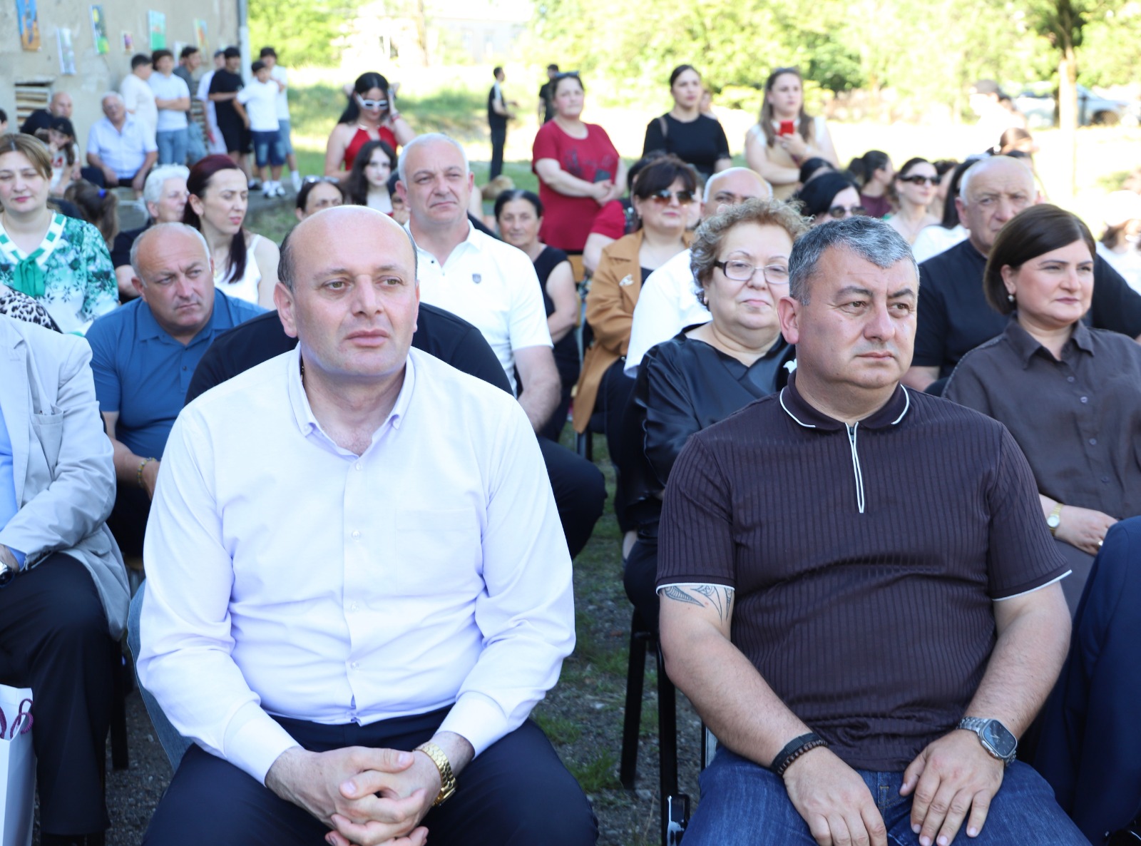 <p style="text-align: justify">თერჯოლის მუნიციპალიტეტის მერი მანუჩარ რობაქიძე სოფელ ჭოგნარის ბადრი ბასილაძის სახელობის საჯარო სკოლის 140 წლის საიუბილეო ღონისძიებას დაესწრო.&nbsp;</p><p style="text-align: justify">მანუჩარ რობაქიძემ, საკრებულოს თავმჯდომარე სოსო ჩაფიჩაძესთან ერთად, სასკოლო საზოგადოებას საიუბილეო თარიღი მიულოცა და შემდგომი წარმატებები უსურვა.</p><p style="text-align: justify">"დღეს განსაკუთრებული დღეა ჩვენი მუნიციპალიტეტის ცხოვრებაში. ვზეიმობთ მუნიციპალიტეტში ერთ-ერთი ყველაზე &nbsp;დიდი ხნის, ჭოგნარის სკოლის დაარსებიდან 140 წლის იუბილეს - ღირსშესანიშნავ თარიღს. 140 წელი მხოლოდ რიცხვი არ არის, ეს არის ისტორია, რომელიც შექმნეს თავდადებულმა მასწავლებლებმა, მიზანდასახულმა მოსწავლეებმა. ამ კედლებში აღიზარდა არაერთი ღირსეული მოქალაქე, პროფესიონალი, რომლებიც დღეს, ჩვენი ქვეყნის განვითარებაში მნიშვნელოვან როლს ასრულებენ. დარწმუნებული ვარ, ეს სკოლა მომავალშიც ღირსეულად გააგრძელებს თავის საგანმანათლებლო მისიას“, - განაცხადა მანუჩარ რობაქიძემ.</p><p style="text-align: justify">ღონისძიებას მერის მოადგილეები, ადგილობრივი ხელისუფლებისა და საგანმანათლებლო რესურსცენტრის წარმომადგენლები, ასევე მოწვეული სტუმრები დაესწრნენ.</p>