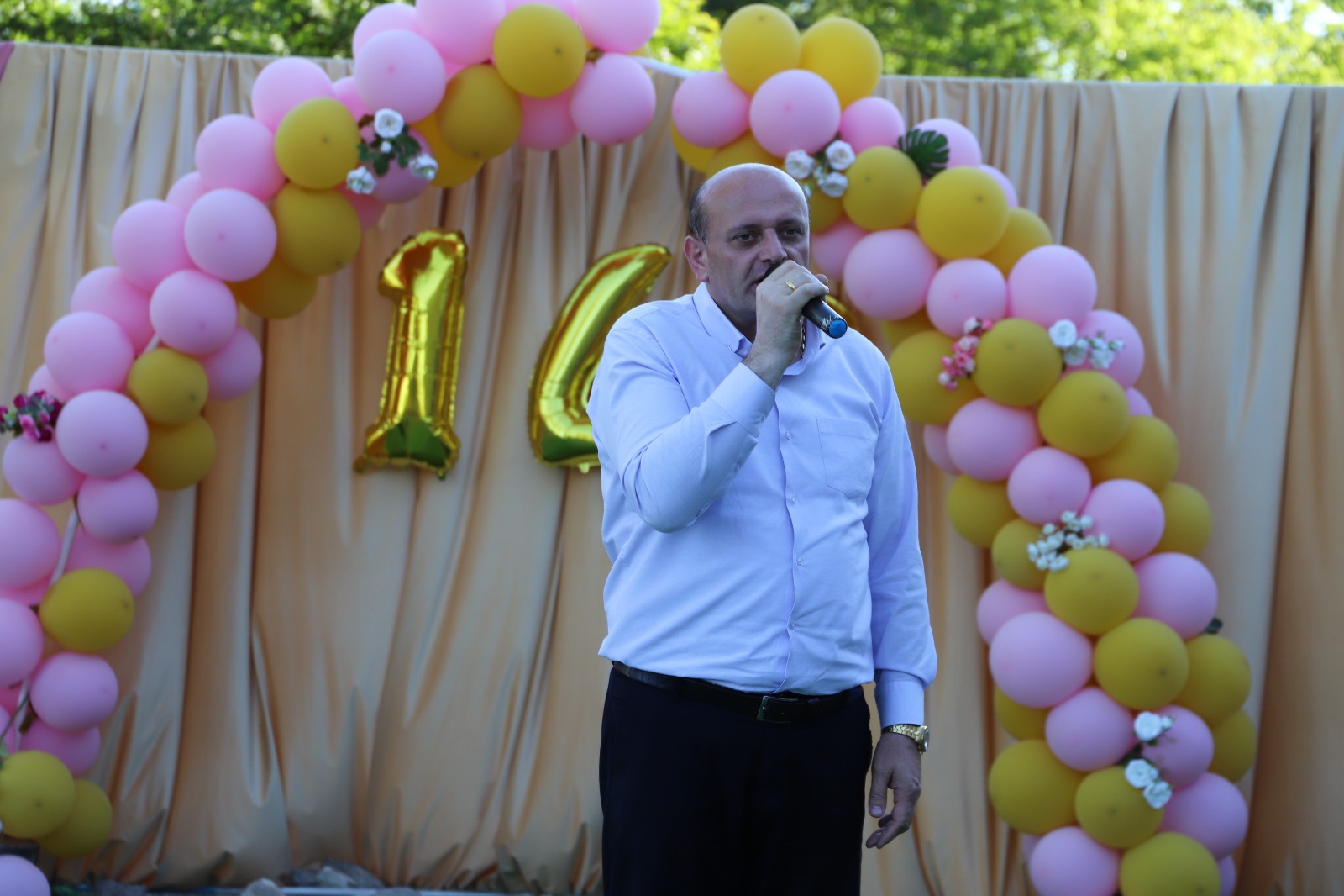 <p style="text-align: justify">თერჯოლის მუნიციპალიტეტის მერი მანუჩარ რობაქიძე სოფელ ჭოგნარის ბადრი ბასილაძის სახელობის საჯარო სკოლის 140 წლის საიუბილეო ღონისძიებას დაესწრო.&nbsp;</p><p style="text-align: justify">მანუჩარ რობაქიძემ, საკრებულოს თავმჯდომარე სოსო ჩაფიჩაძესთან ერთად, სასკოლო საზოგადოებას საიუბილეო თარიღი მიულოცა და შემდგომი წარმატებები უსურვა.</p><p style="text-align: justify">"დღეს განსაკუთრებული დღეა ჩვენი მუნიციპალიტეტის ცხოვრებაში. ვზეიმობთ მუნიციპალიტეტში ერთ-ერთი ყველაზე &nbsp;დიდი ხნის, ჭოგნარის სკოლის დაარსებიდან 140 წლის იუბილეს - ღირსშესანიშნავ თარიღს. 140 წელი მხოლოდ რიცხვი არ არის, ეს არის ისტორია, რომელიც შექმნეს თავდადებულმა მასწავლებლებმა, მიზანდასახულმა მოსწავლეებმა. ამ კედლებში აღიზარდა არაერთი ღირსეული მოქალაქე, პროფესიონალი, რომლებიც დღეს, ჩვენი ქვეყნის განვითარებაში მნიშვნელოვან როლს ასრულებენ. დარწმუნებული ვარ, ეს სკოლა მომავალშიც ღირსეულად გააგრძელებს თავის საგანმანათლებლო მისიას“, - განაცხადა მანუჩარ რობაქიძემ.</p><p style="text-align: justify">ღონისძიებას მერის მოადგილეები, ადგილობრივი ხელისუფლებისა და საგანმანათლებლო რესურსცენტრის წარმომადგენლები, ასევე მოწვეული სტუმრები დაესწრნენ.</p>