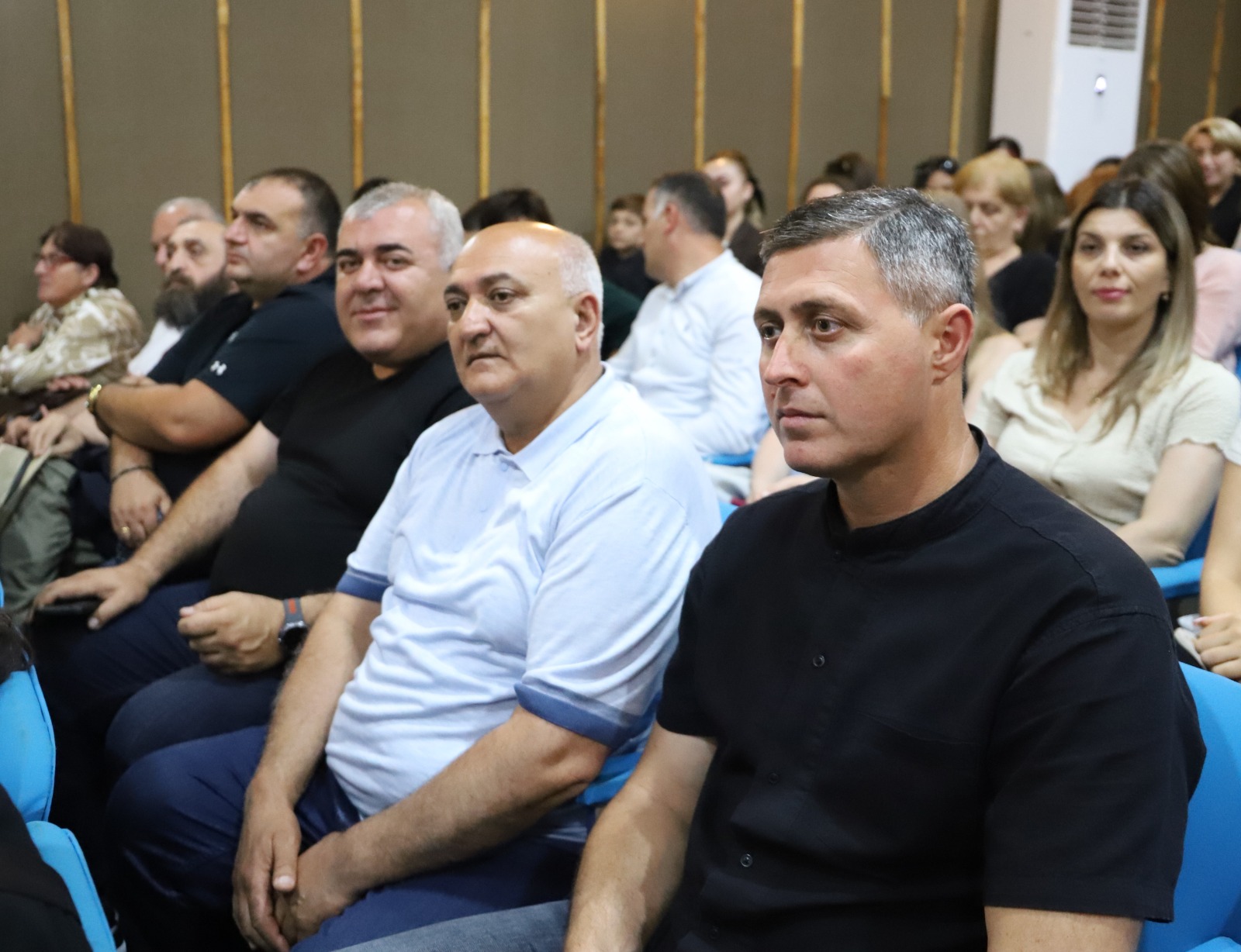 ზვიად ბაზაძე ფესტივალ "თეატრალური იმერეთი 2026“-ის ფარგლებში, სპექტაკლ "განთიადამდე შეჩერებულების“ პრემიერას დაესწრო — 3