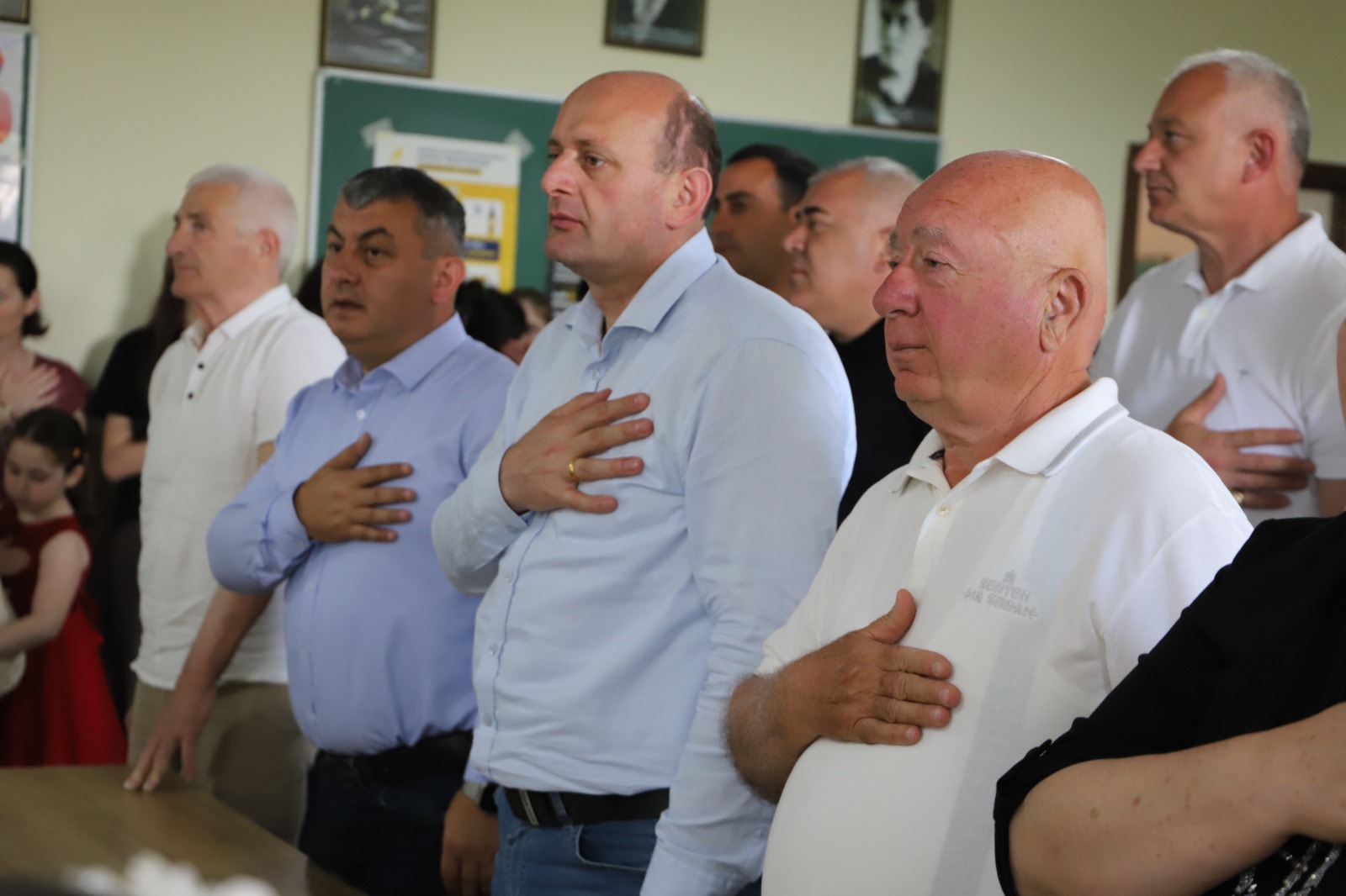 თერჯოლის მუნიციპალიტეტის მერმა სოფელ ზედა სიმონეთის ახლად რეაბილიტირებულ საჯარო სკოლაში დავით კლდიაშვილის ბიუსტი გახსნა — 4