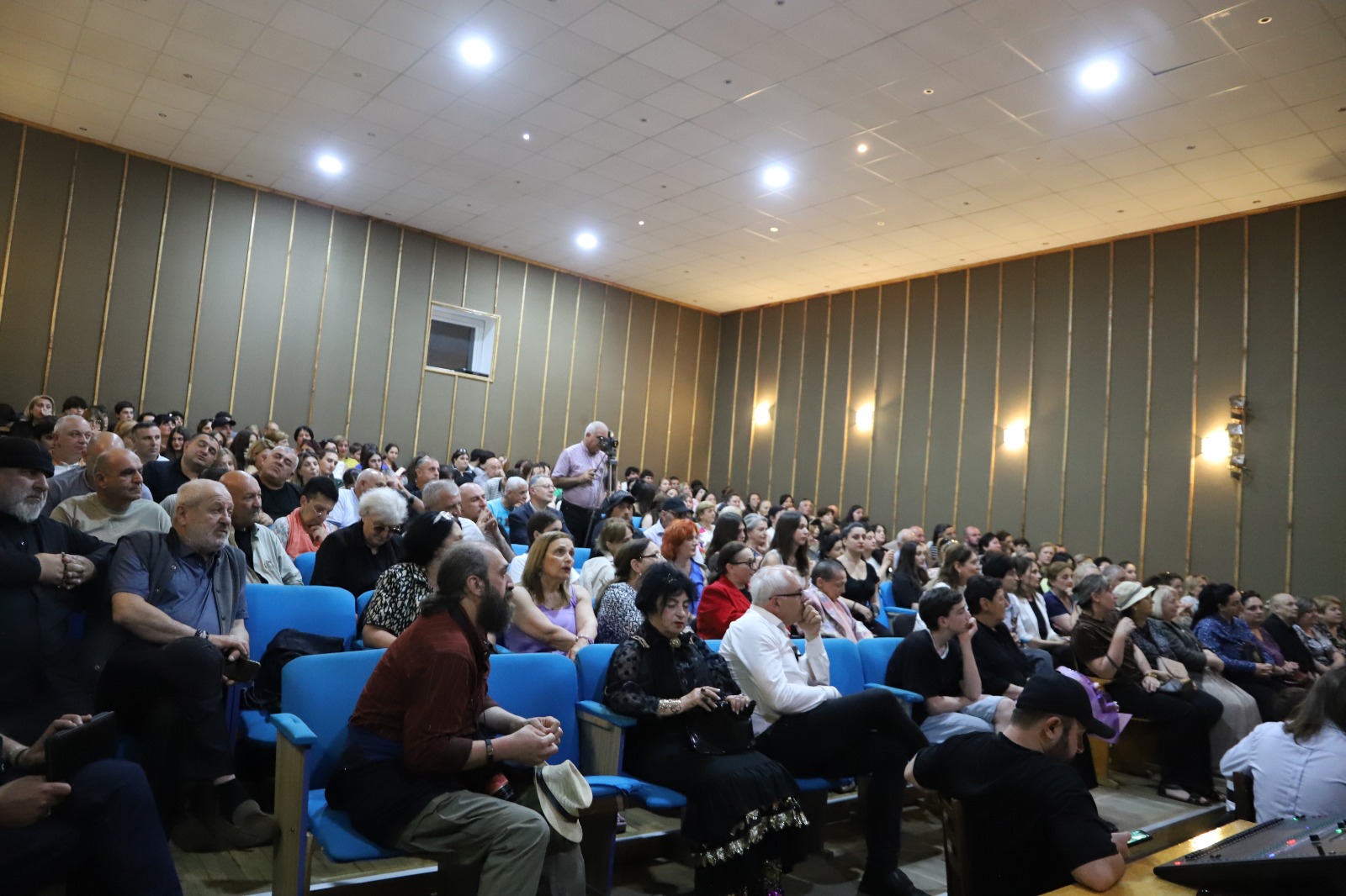 ზვიად ბაზაძე ფესტივალ "თეატრალური იმერეთი 2026“-ის ფარგლებში, სპექტაკლ "განთიადამდე შეჩერებულების“ პრემიერას დაესწრო — 4