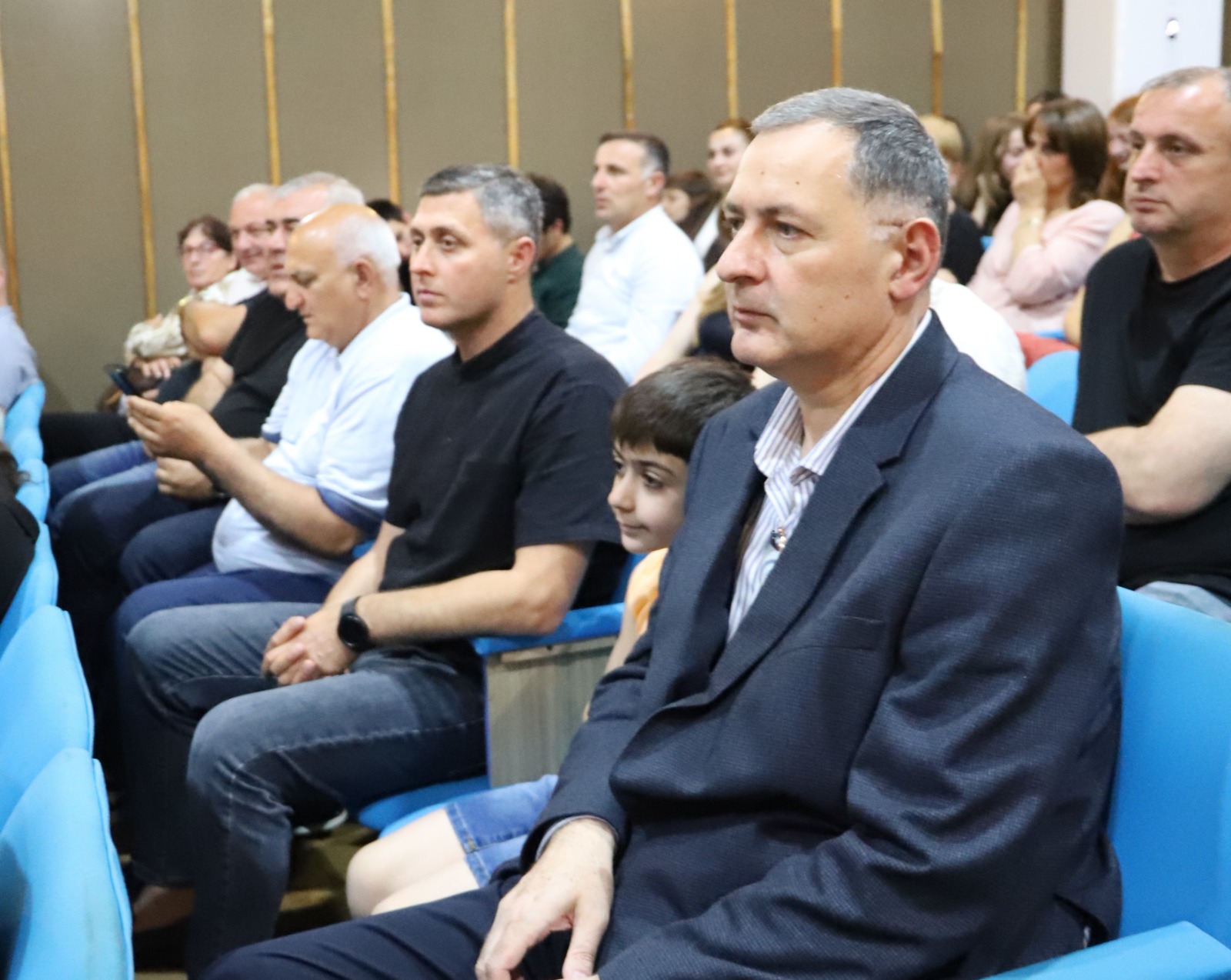 ზვიად ბაზაძე ფესტივალ "თეატრალური იმერეთი 2026“-ის ფარგლებში, სპექტაკლ "განთიადამდე შეჩერებულების“ პრემიერას დაესწრო — 1