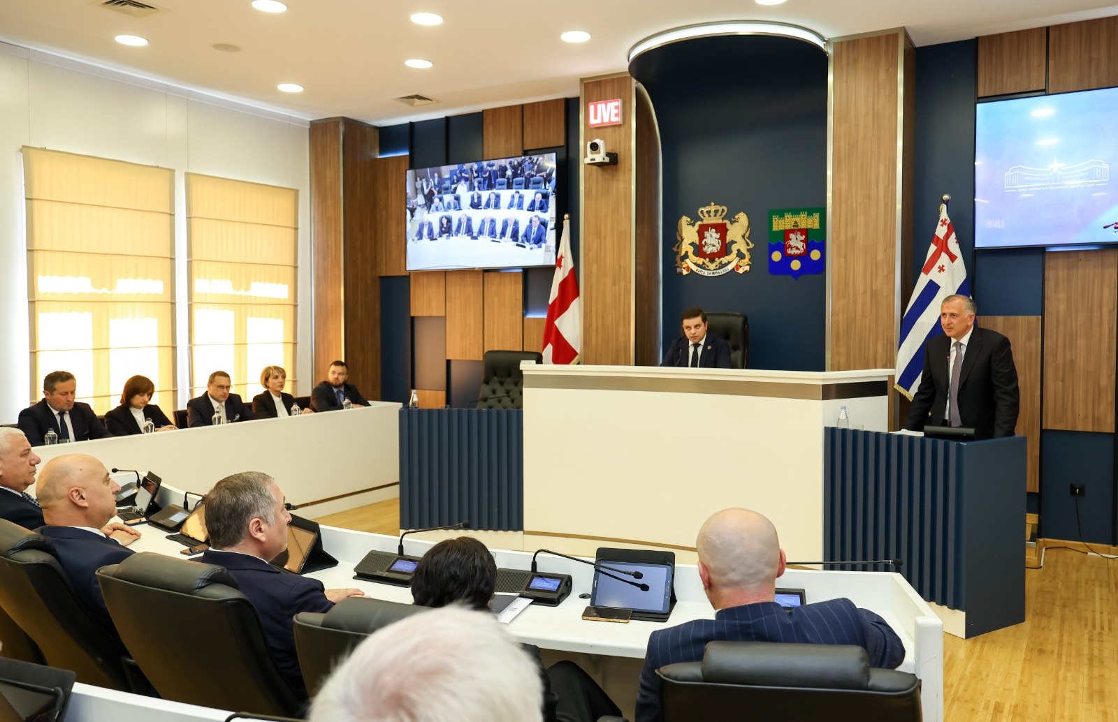 აჭარის მთავრობის თავმჯდომარემ უმაღლეს საბჭოში საქმიანობის ანგარიში წარადგინა