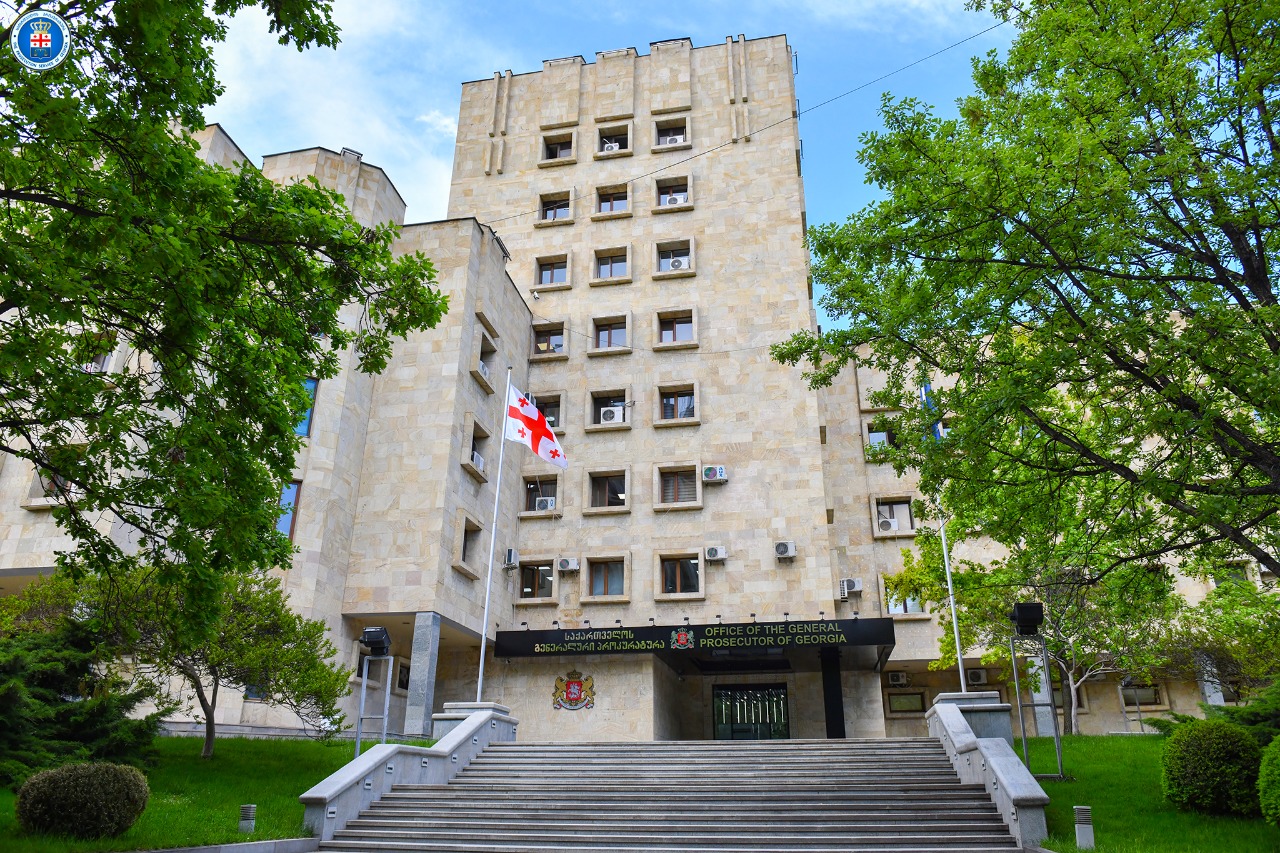 ადვოკატის მიმართ დაცვის განხორციელებასთან დაკავშირებით, ჯგუფურად ჩადენილი მუქარისთვის 3 ბრალდებული დამნაშავედ ცნეს