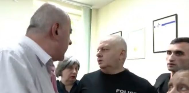პირველ სამშობიაროში ხმაურია, ოჯახის წევრები პაციენტის სხვა კლინიკაში გადაყვანას ითხოვენ