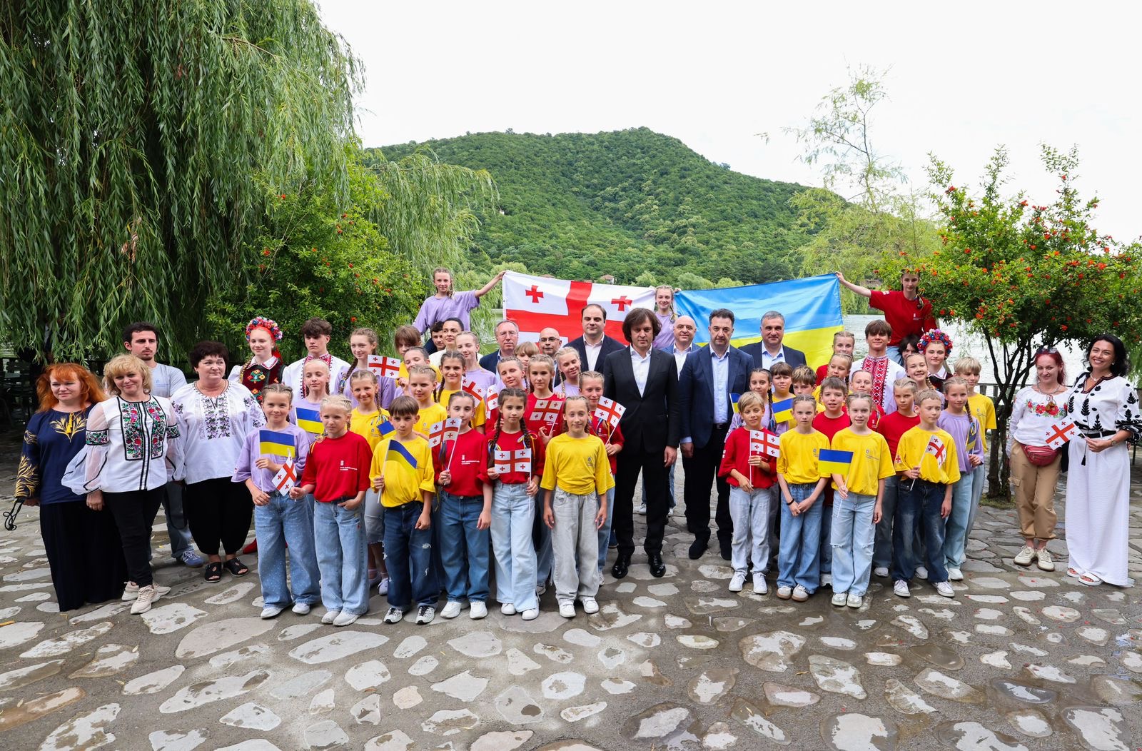 ირაკლი კობახიძე უკრაინელ ბავშვებს შეხვდა, რომლებიც საქართველოს მთავრობის ფინანსური მხარდაჭერით, საზაფხულო ბანაკში ისვენებენ