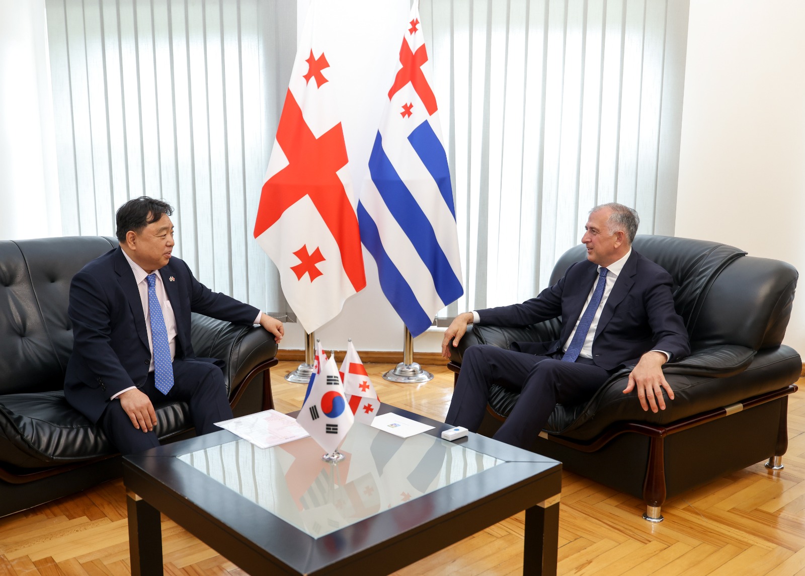 ზურაბ პატარაძე საქართველოში კორეის რესპუბლიკის საგანგებო და სრულუფლებიან ელჩს კიმ ჰიონ დუს შეხვდა