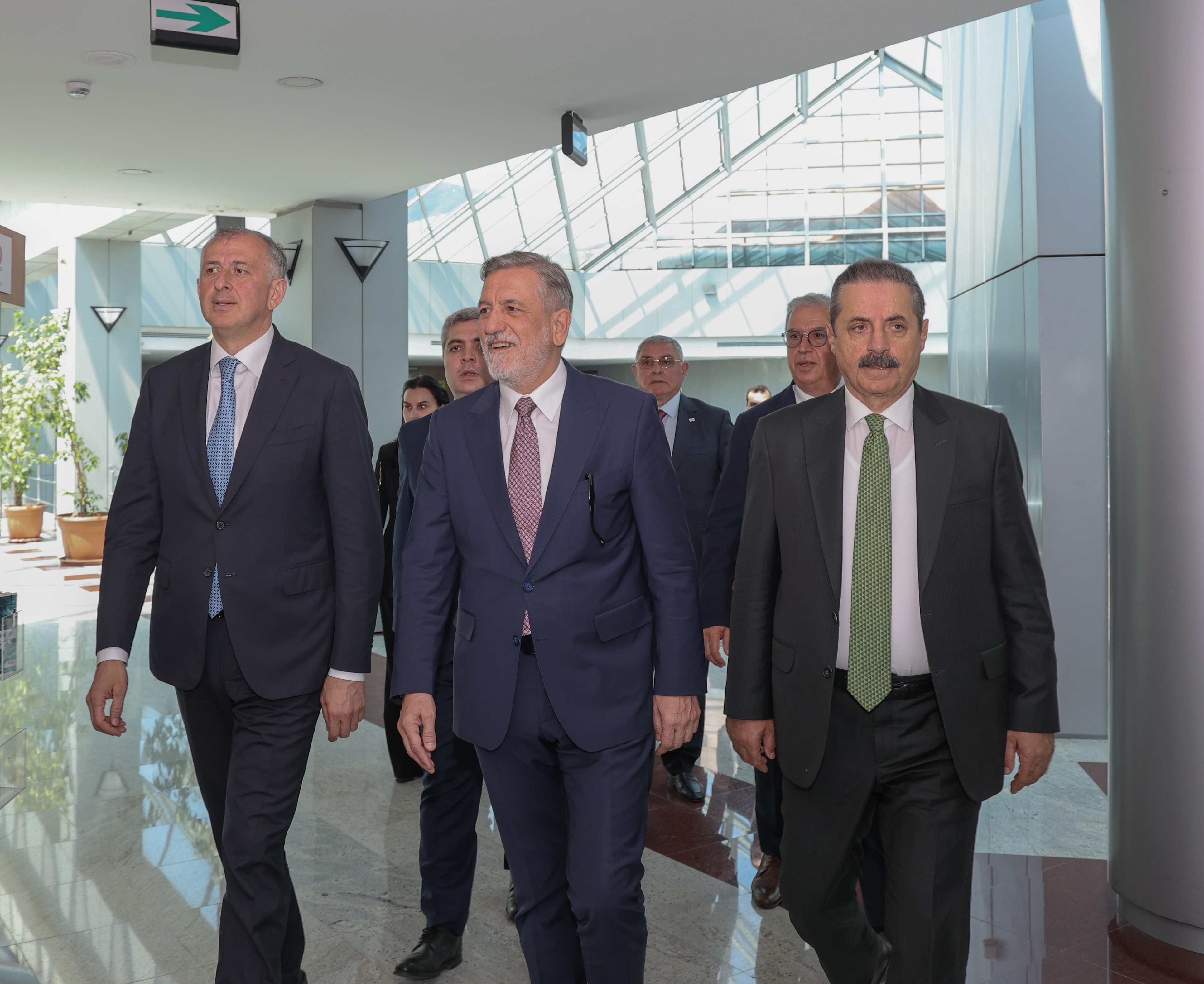 თურქეთში ვიზიტის ფარგლებში ზურაბ პატარაძემ ბურსის სავაჭრო-სამრეწველო პალატის წარმომადგენლებთან შეხვედრა გამართა