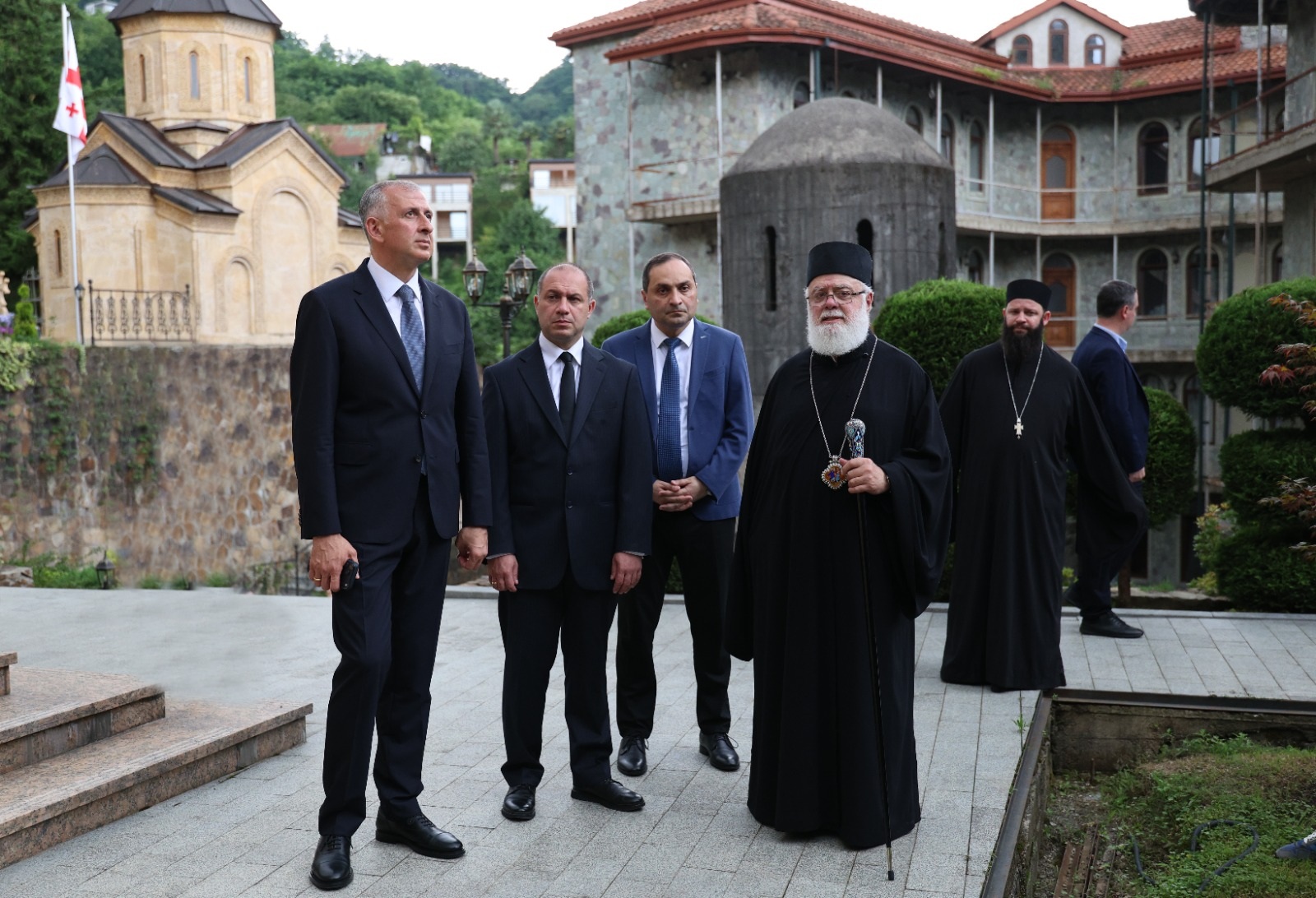 ზურაბ პატარაძე წმინდა მატათა მოციქულის სახელობის გიმნაზიის და წმინდანთა ქართველთა სახელობის სამონასტრო კომპლექსის ინფრასტრუქტურას გაეცნო