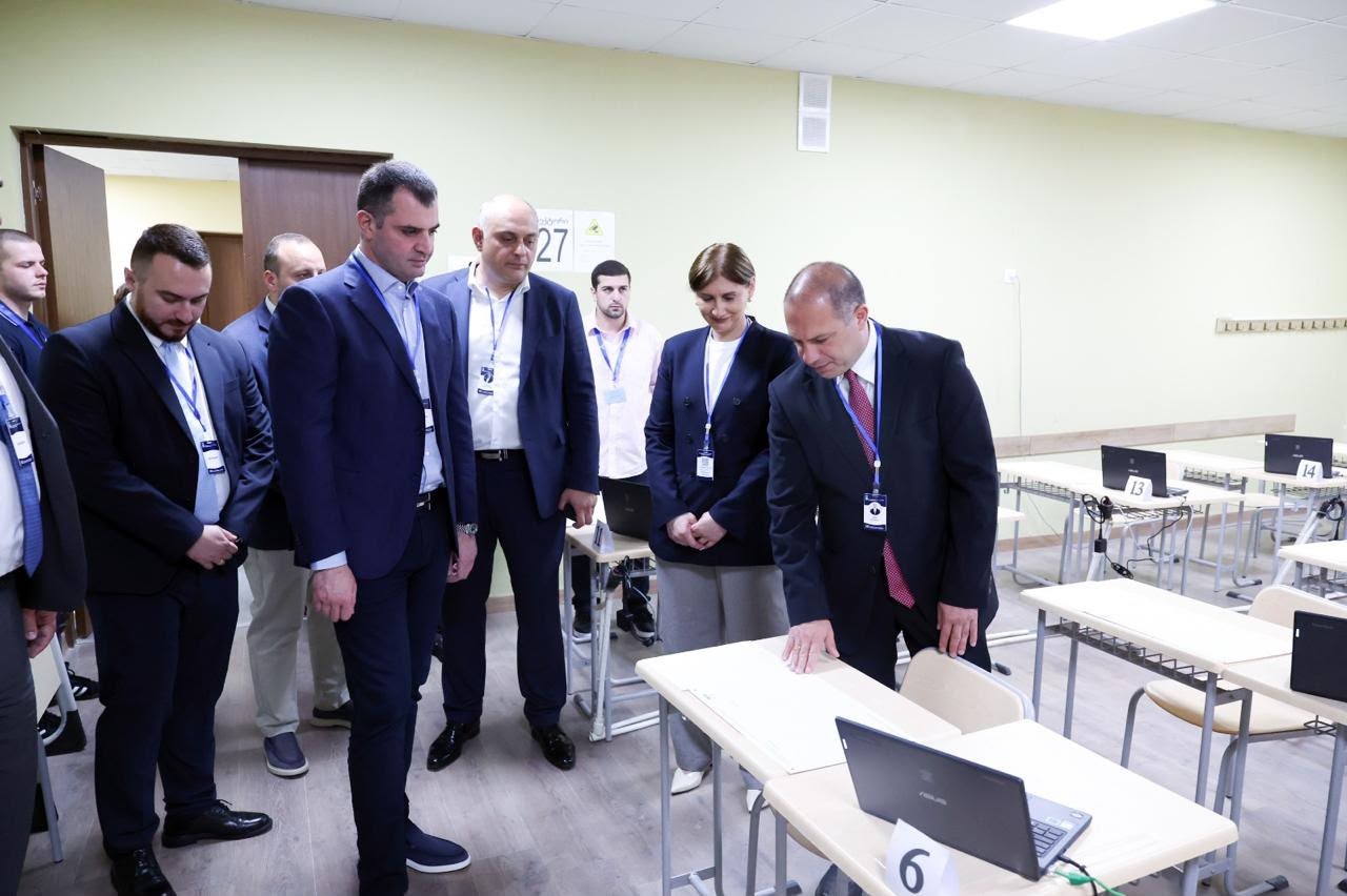 გივი მიქანაძე ერთიანი ეროვნული გამოცდების დაწყების პირველ დღეს თბილისის 160-ე საჯარო სკოლას ეწვია