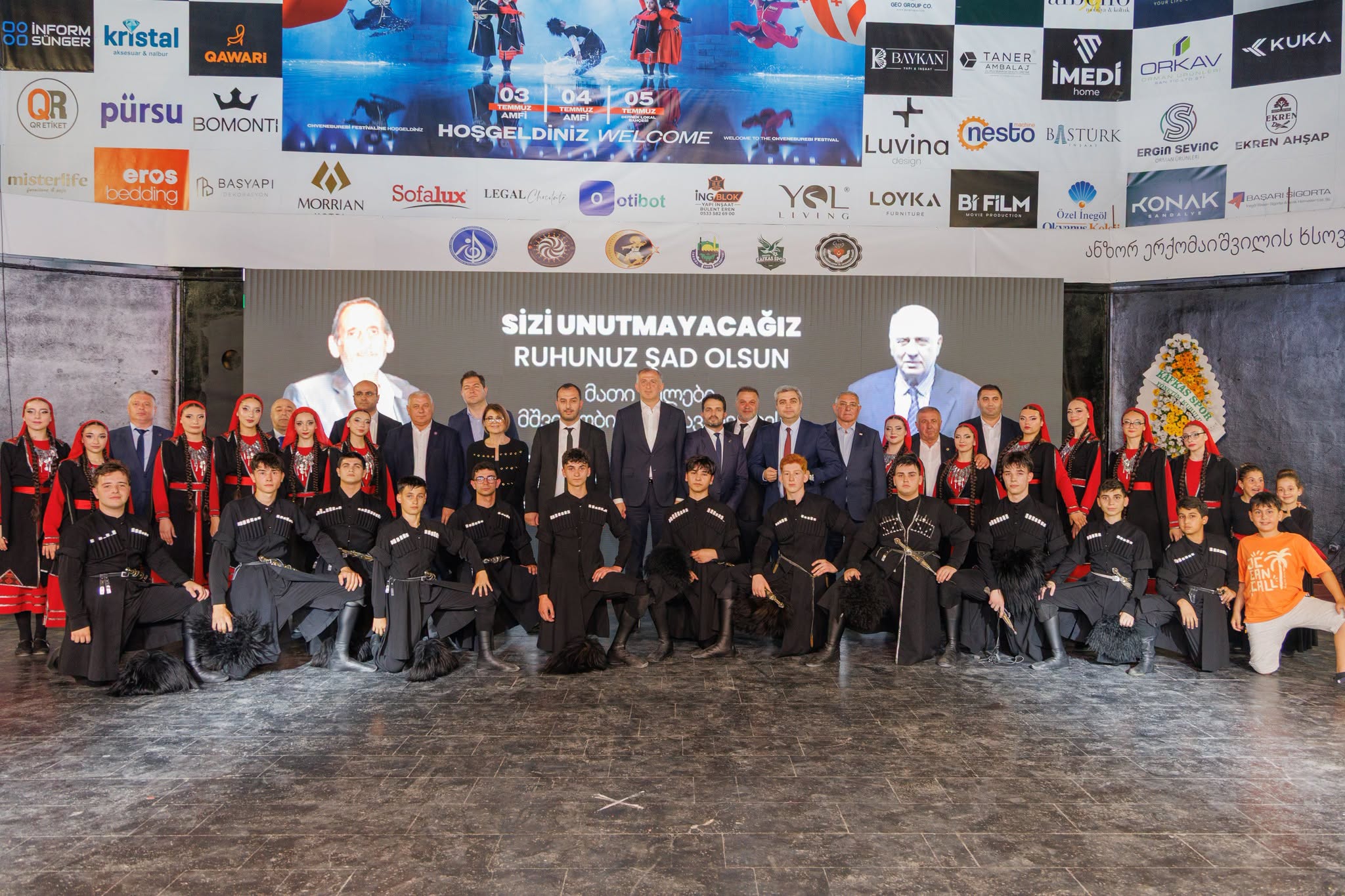 ზურაბ პატარაძე ბურსაში "ჩვენებურების" ფესტივალის გახსნას აღმასრულებელი და საკანონმდებლო სტრუქტურების წარმომადგენლებთან ერთად დაესწრო