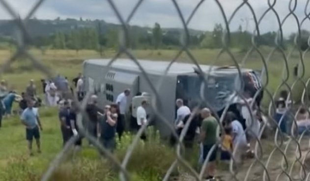 ქუთაისი-ზესტაფონის გზაზე სამგზავრო ავტობუსი გზიდან გადავარდა
