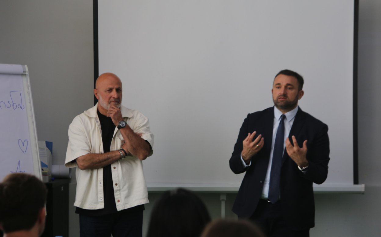 საარჩევნო ადმინისტრაციის წარმომადგენლები ბაკურიანში ახალგაზრდებს შეხვდნენ