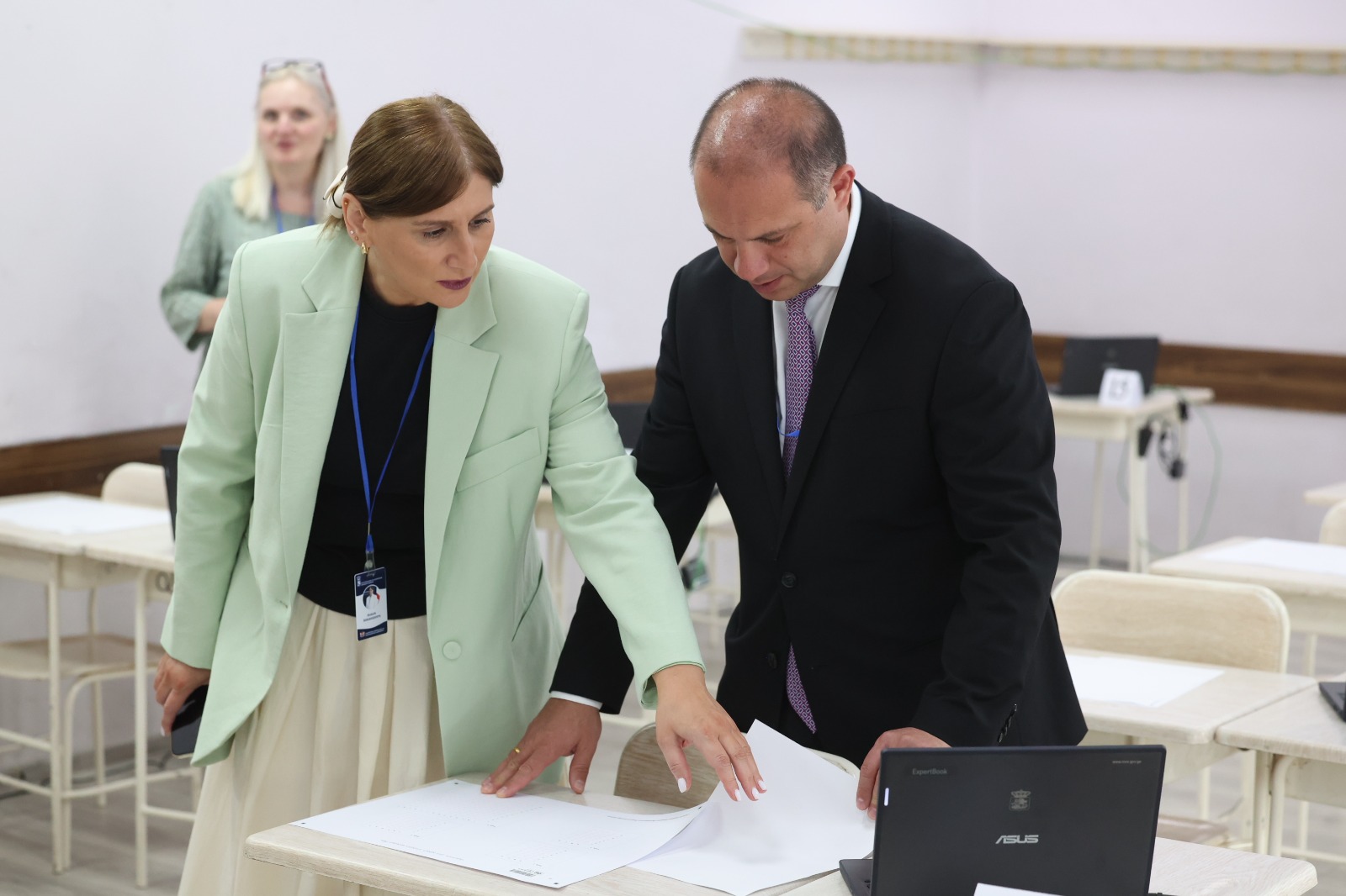 გივი მიქანაძე ზუგდიდის მე-4 საჯარო სკოლაში გახსნილ საგამოცდო ცენტრს ესტუმრა