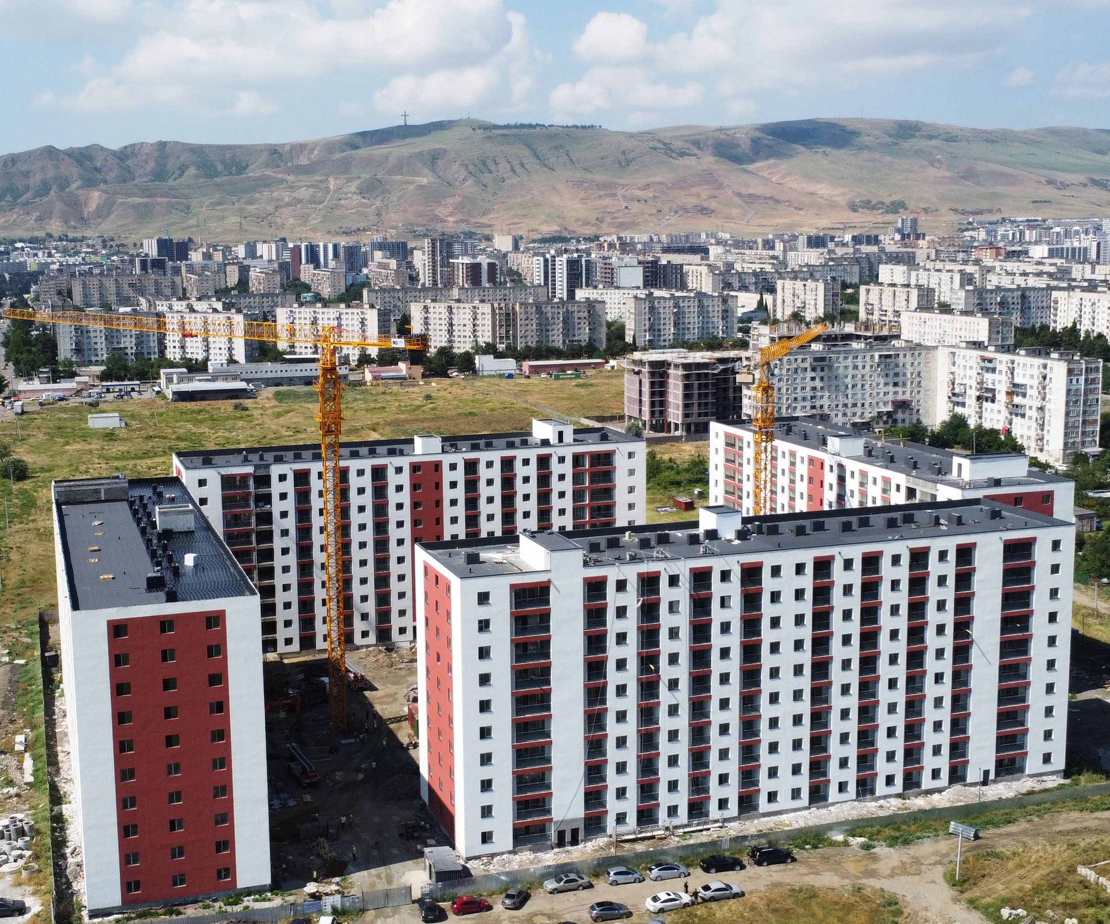 რუსთავში, დევნილი ოჯახებისთვის თანამედროვე სტანდარტების საცხოვრებელი კომპლექსის მშენებლობა მიმდინარეობს