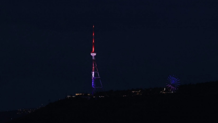 თბილისის ანძა აშშ-ის დროშის ფერებში განათდა