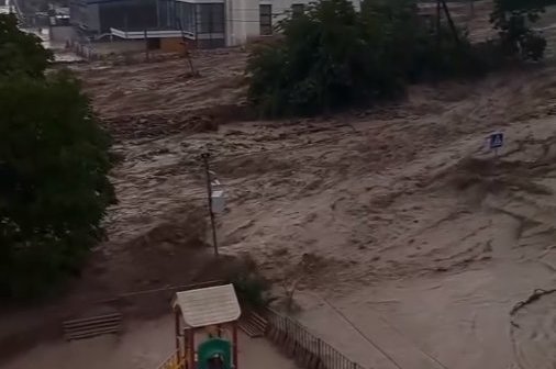 სტიქია თელავში - დატბორილია ქუჩები, საცხოვრებელი სახლების და შენობების პირველი სართულები