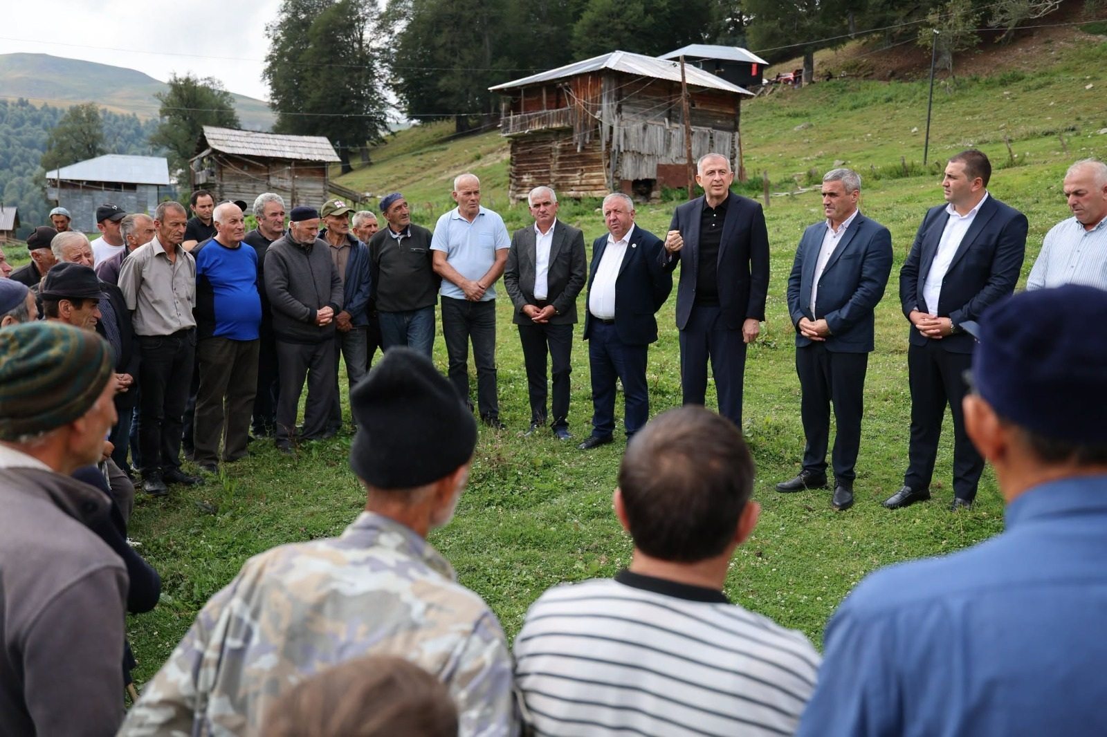 ზურაბ პატარაძე ხულოს მუნიციპალიტეტში, ლოდიძირის მთაზე ადგილობრივ მოსახლეობასა და მემთეურებს შეხვდა