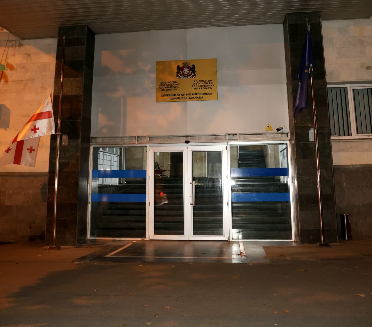 რუსეთ-საქართველოს ომის დროს დაღუპულთა ხსოვნის პატივსაცემად, აფხაზეთის მთავრობის შენობაზე სახელმწიფო დროშა დაშვებულია