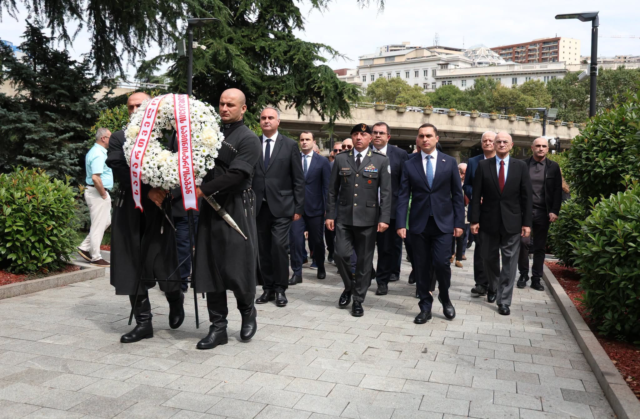 გიორგი ჯინჭარაძემ საქართველოს ტერიტორიული მთლიანობისთვის დაღუპულთა ხსოვნას პატივი მიაგო