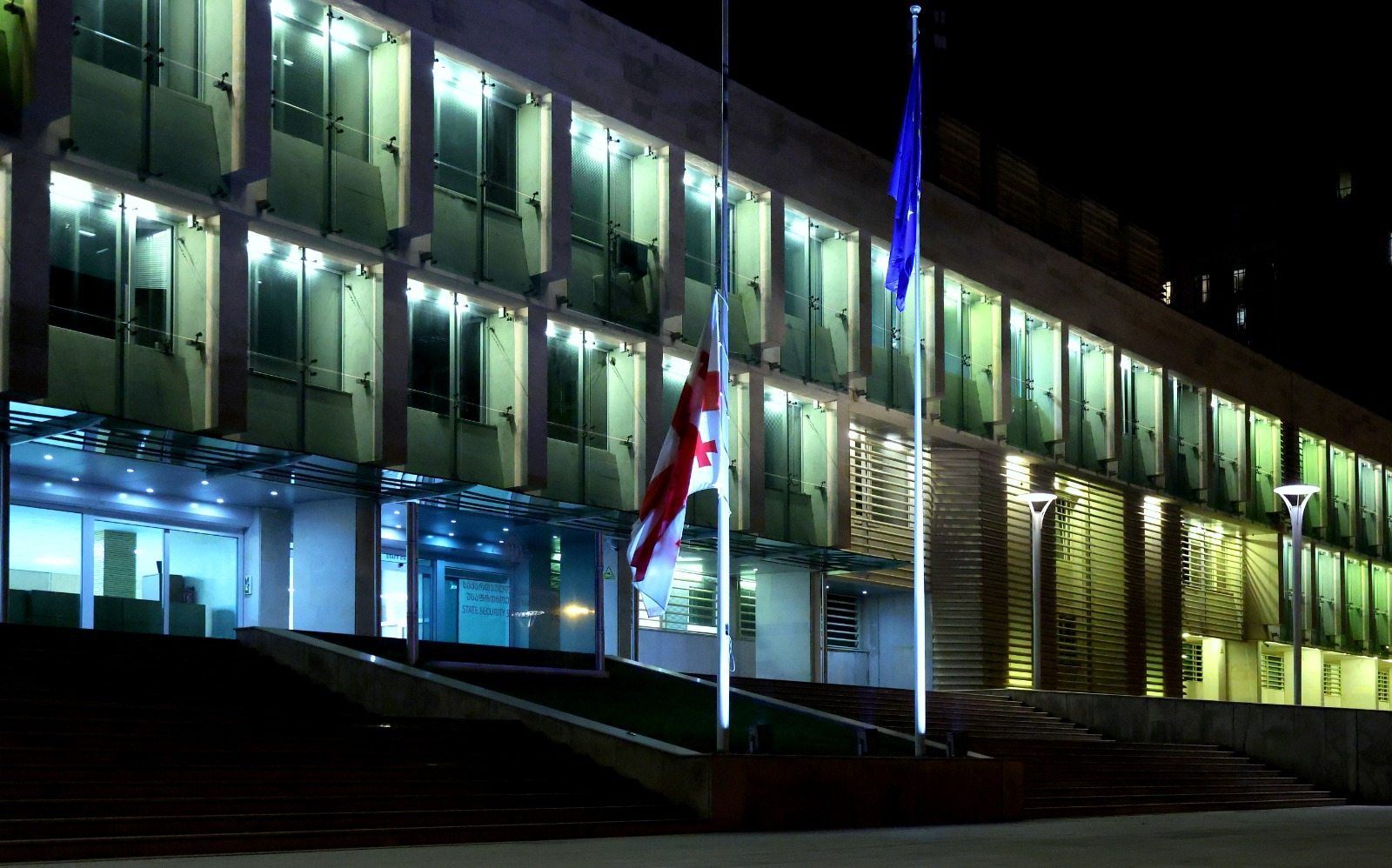 სოხუმის დაცემის დღესთან დაკავშირებით სახელმწიფო უსაფრთხოების სამსახურის ადმინისტრაციულ შენობებზე სახელმწიფო დროშები დაეშვა