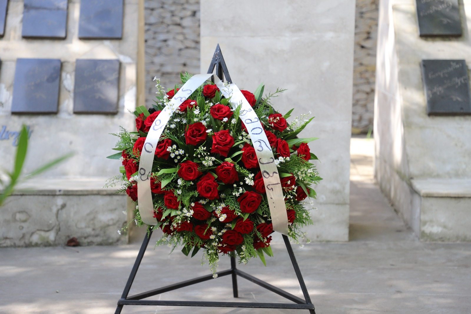 თერჯოლის მუნიციპალიტეტის მერმა საკრებულოს თავმჯდომარესთან ერთად აფხაზეთის ომში დაღუპულ გმირთა მემორიალი გვირგვინით შეამკო - 1