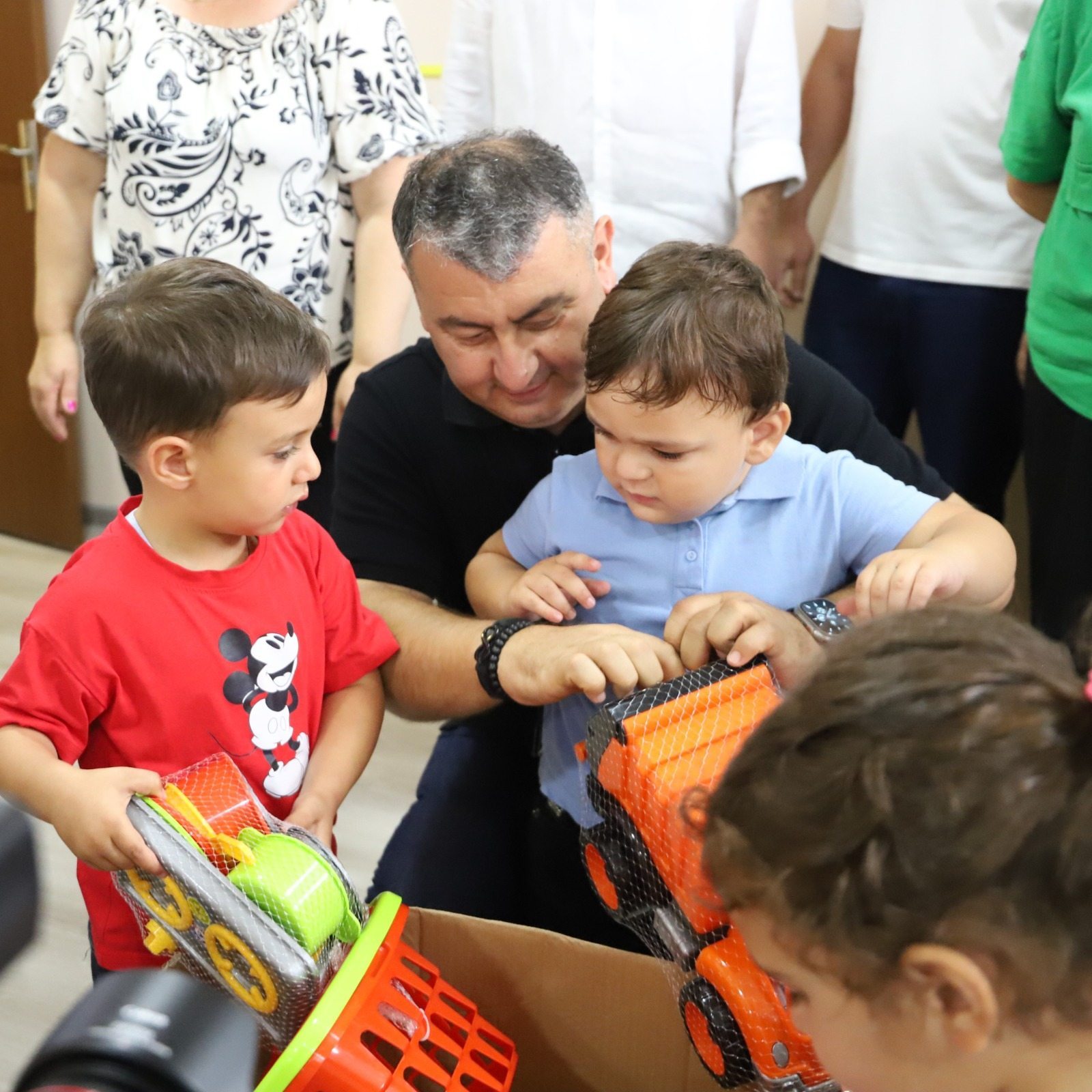თერჯოლის მერმა საკრებულოს თავმჯდომარესთან ერთად საბავშვო ბაღების აღსაზრდელებს საჩუქრად სათამაშოები გადასცა - 3