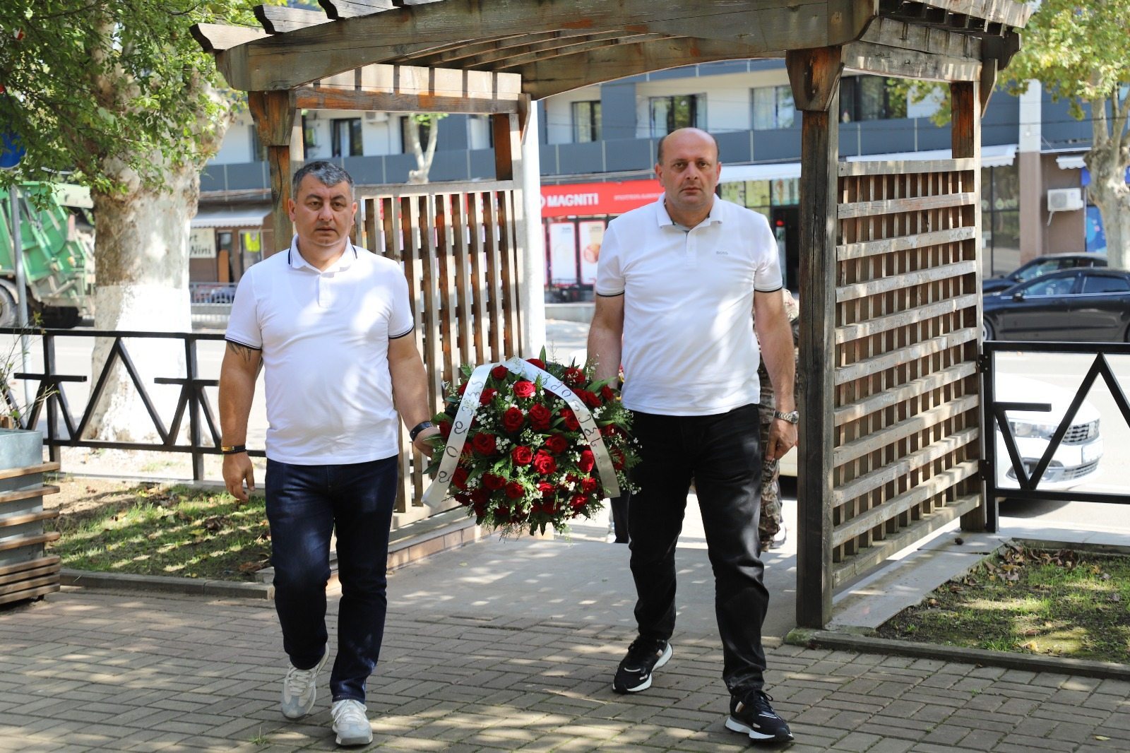 თერჯოლის მუნიციპალიტეტის მერმა საკრებულოს თავმჯდომარესთან ერთად აფხაზეთის ომში დაღუპულ გმირთა მემორიალი გვირგვინით შეამკო