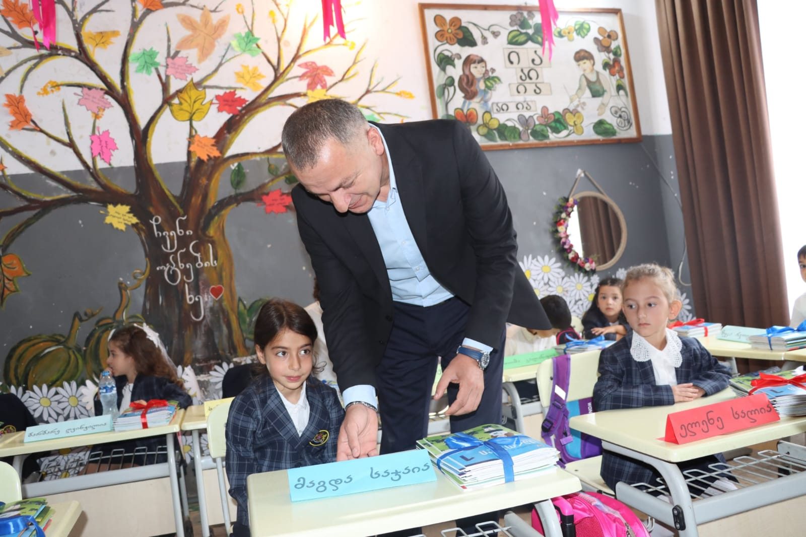 ​წალენჯიხაში სასწავლო პროცესის დაწყება მოსწავლეებსა და პედაგოგებს ადგილობრივი ხელისუფლების წარმომადგენლებმა მიულოცეს - 4