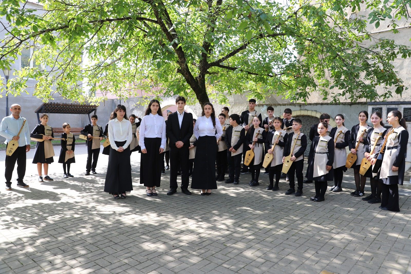 თერჯოლის მუნიციპალიტეტის მერმა საკრებულოს თავმჯდომარესთან ერთად აფხაზეთის ომში დაღუპულ გმირთა მემორიალი გვირგვინით შეამკო - 3