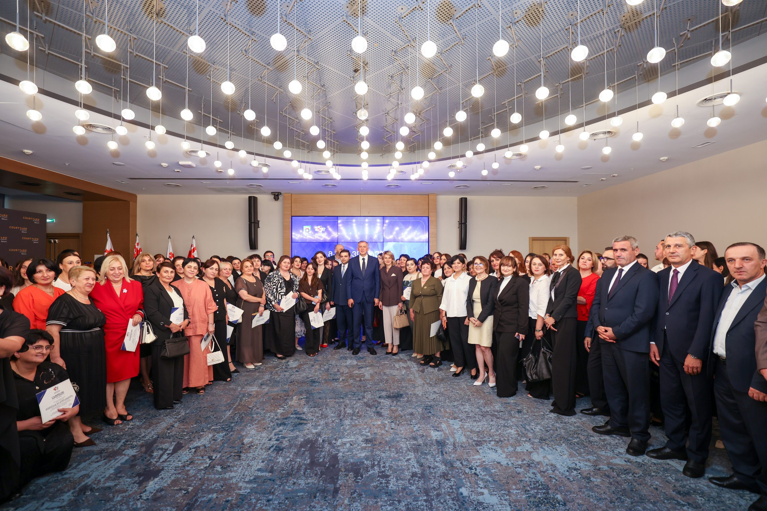 ზურაბ პატარაძე ახალი სასწავლო წლის დაწყებამდე, აჭარის განათლების სამინისტროს სხვადასხვა პროექტსა და კონკურსში გამარჯვებულ მასწავლებლებს შეხვდა