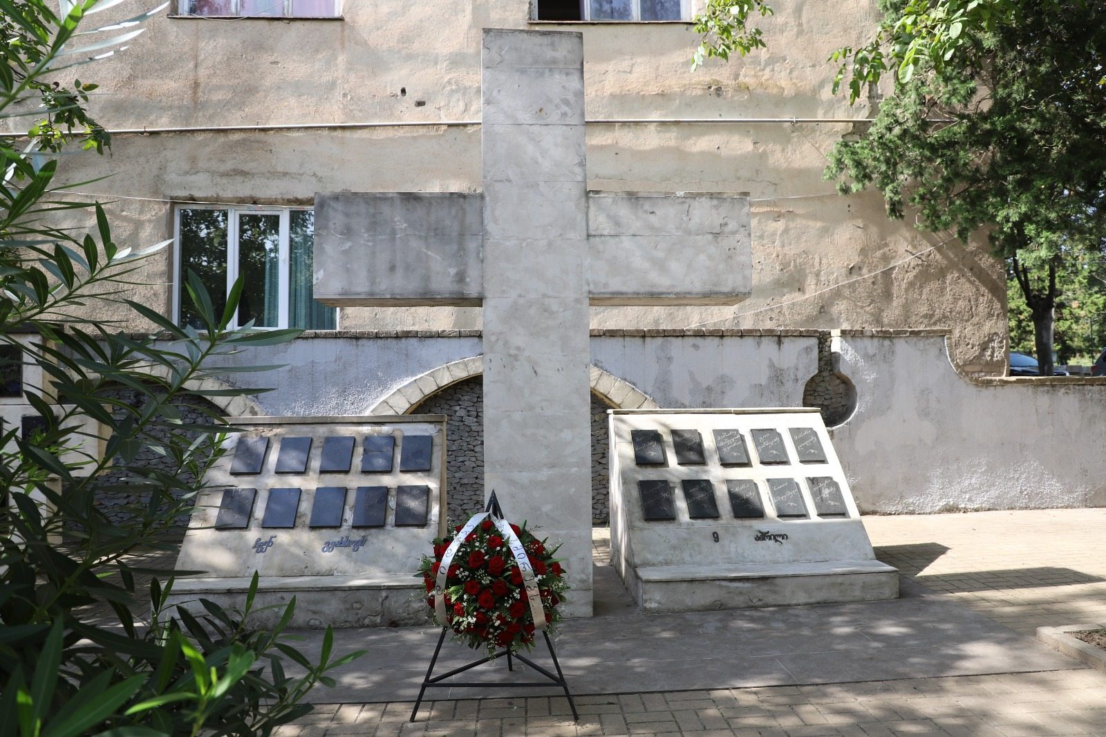 თერჯოლის მუნიციპალიტეტის მერმა საკრებულოს თავმჯდომარესთან ერთად აფხაზეთის ომში დაღუპულ გმირთა მემორიალი გვირგვინით შეამკო - 4