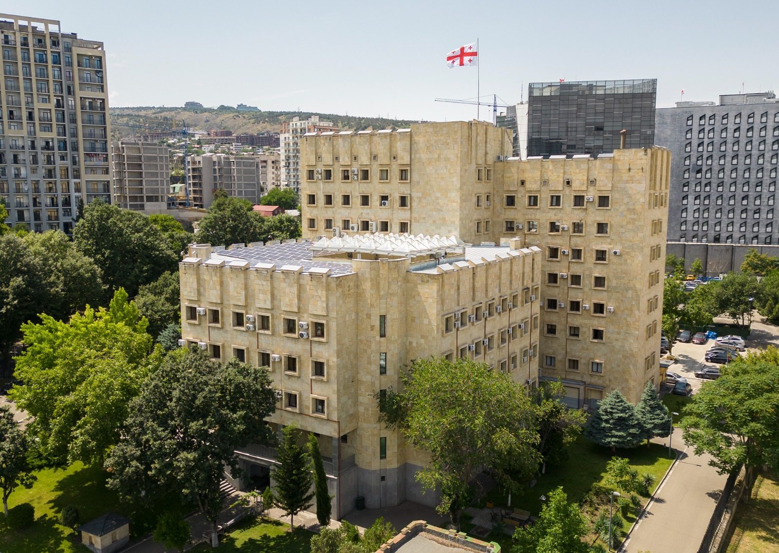 განსაკუთრებით დიდი ოდენობით ქრთამის აღების და ქრთამის აღებაში დახმარების ფაქტზე ორ პირს, მათ შორის ჯუანშერ ბურჭულაძეს ბრალდება წარედგინა