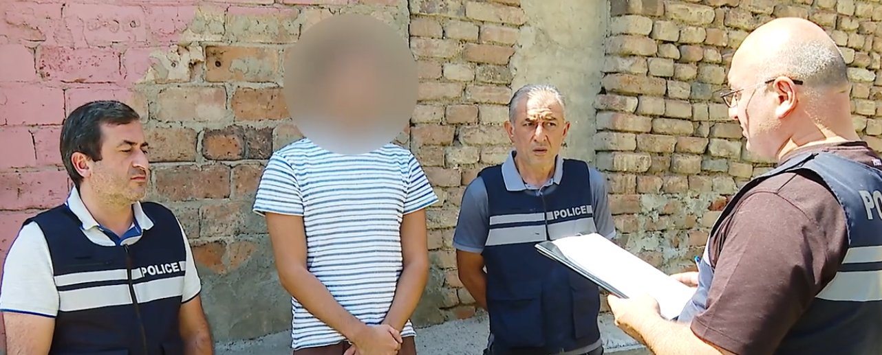 დიდი ოდენობით თანხის თაღლითურად დაუფლების, ყალბი ოფიციალური დოკუმენტის დამზადებისა და გამოყენების ბრალდებით ერთი პირი დააკავეს