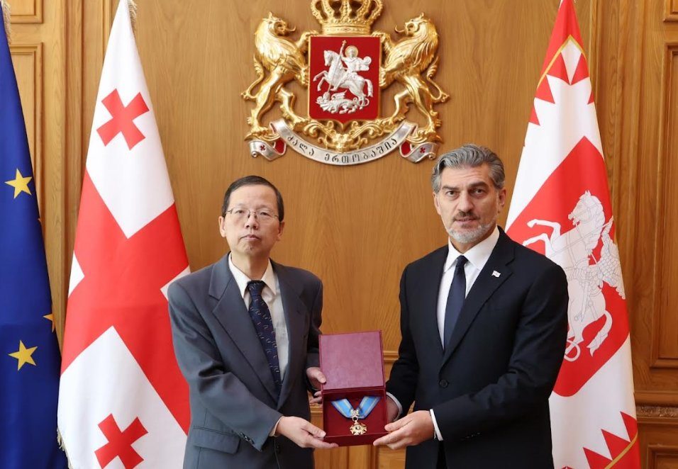 მიხეილ ყაველაშვილმა ჩინეთის ყოფილ ელჩს ოქროს საწმისის ორდენი გადასცა