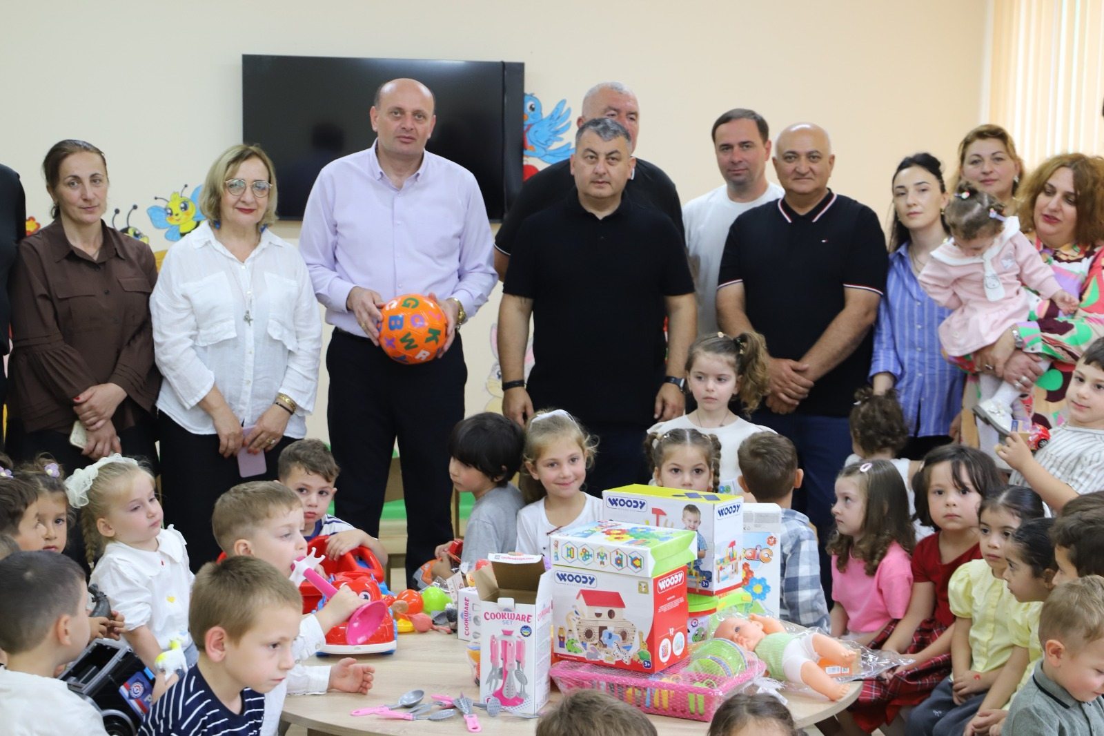 თერჯოლის მერმა საკრებულოს თავმჯდომარესთან ერთად საბავშვო ბაღების აღსაზრდელებს საჩუქრად სათამაშოები გადასცა