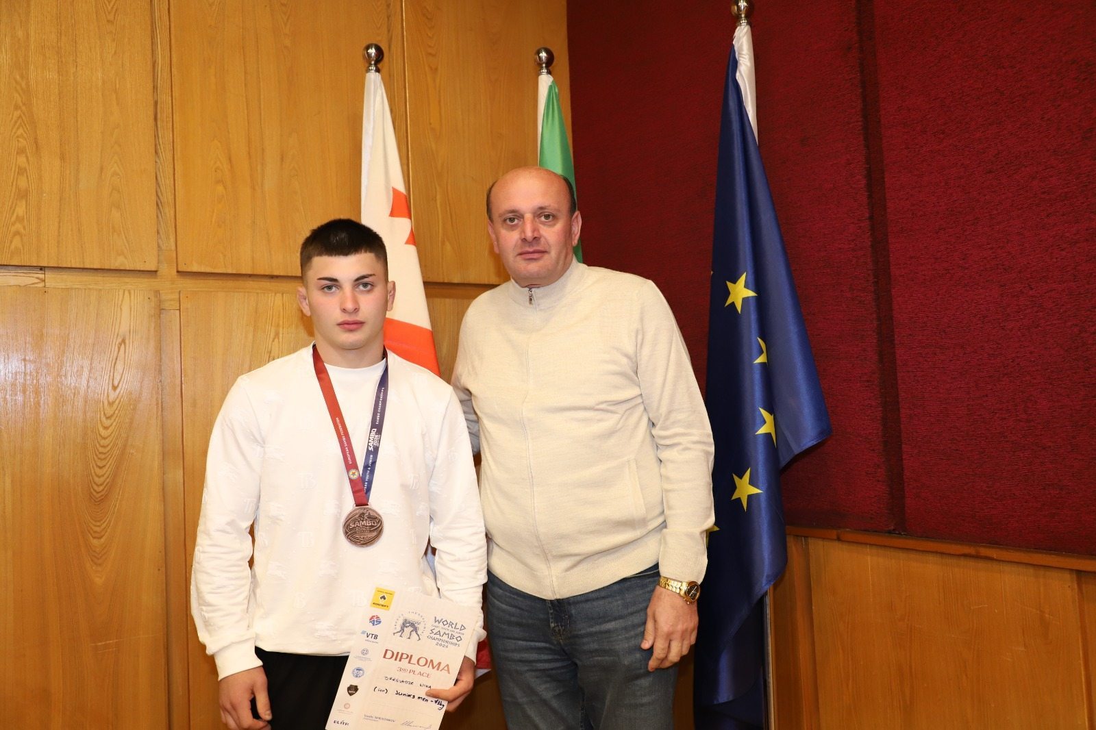 თერჯოლის მუნიციპალიტეტის მერი საკრებულოს თავმჯდომარესთან ერთად სამბოში მსოფლიო პრიზიორს ნიკა ბრეგვაძეს შეხვდა - 1