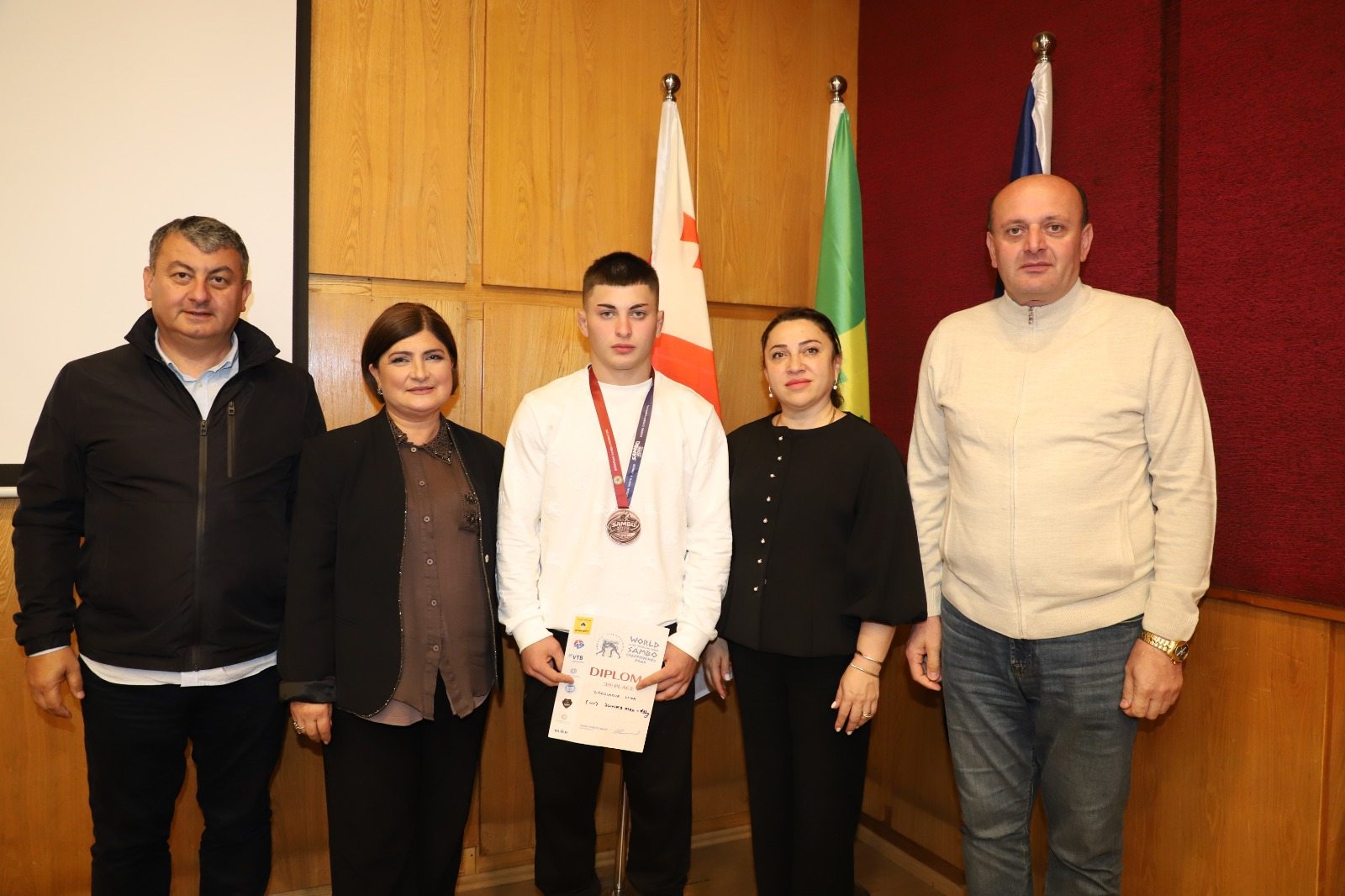 თერჯოლის მუნიციპალიტეტის მერი საკრებულოს თავმჯდომარესთან ერთად სამბოში მსოფლიო პრიზიორს ნიკა ბრეგვაძეს შეხვდა
