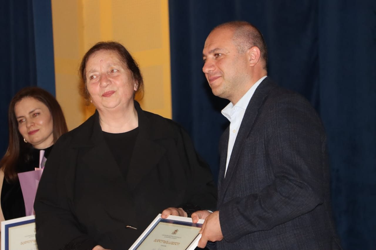 ​წალენჯიხაში ღვაწლმოსილი პედაგოგები დააჯილდოვეს - 7