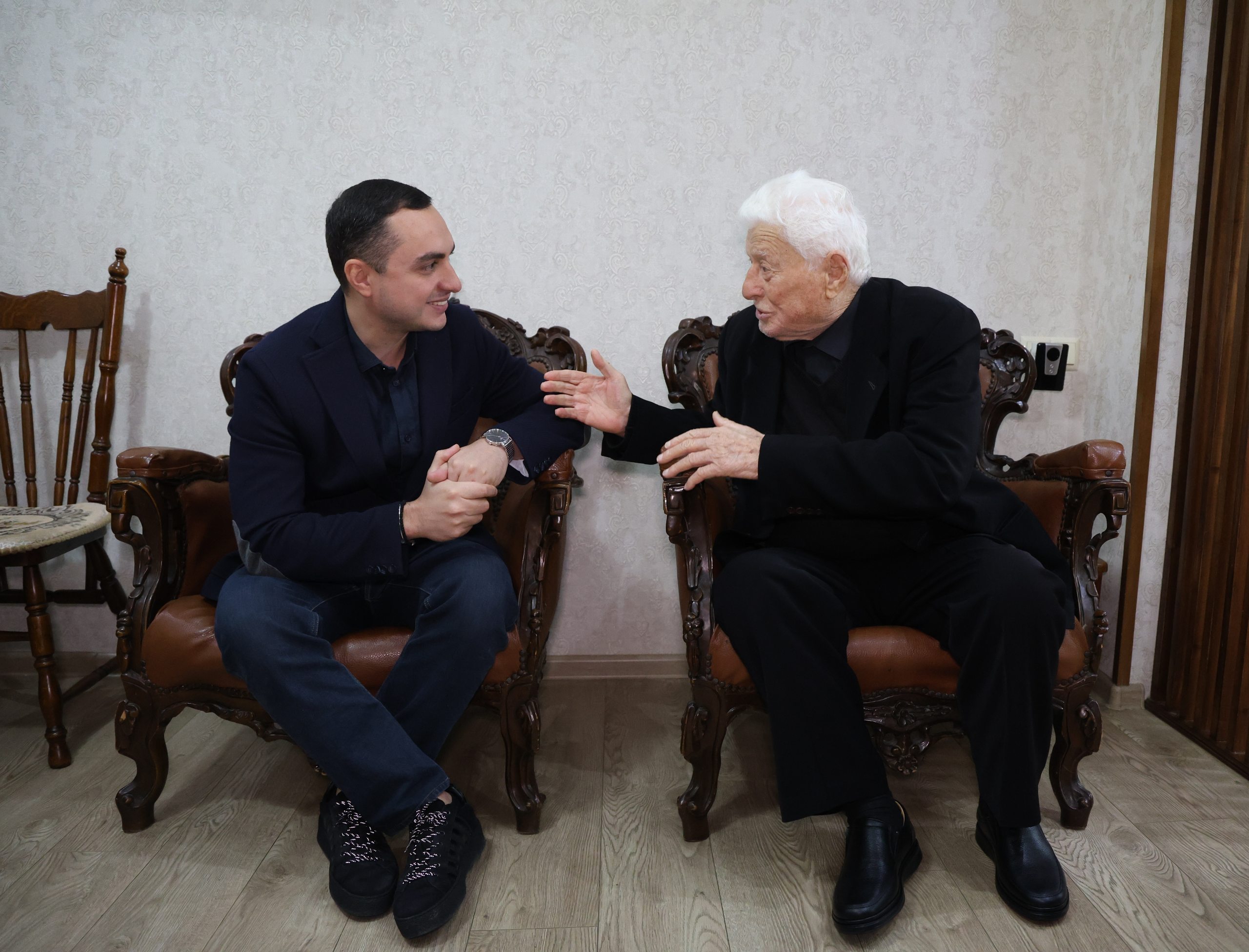 გიორგი ჯინჭარაძემ 100 წლის აფხაზეთიდან დევნილ ვეტერანს დაბადების დღე მიულოცა