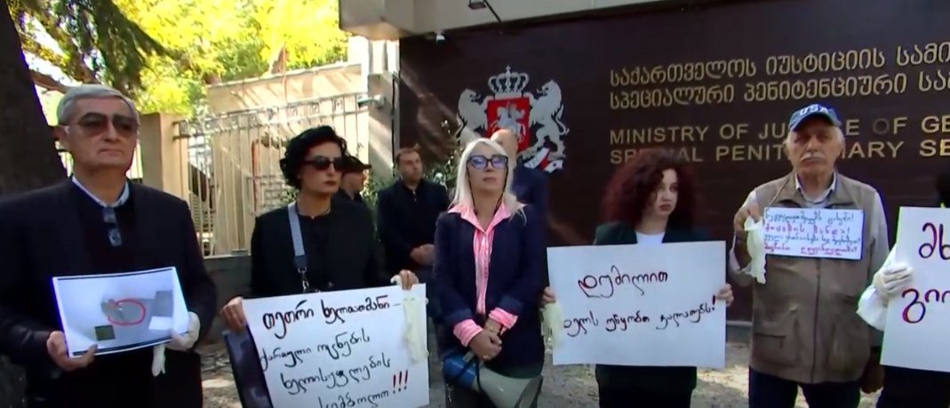Family of prisoner accusing staff of sexual abuse stages protest