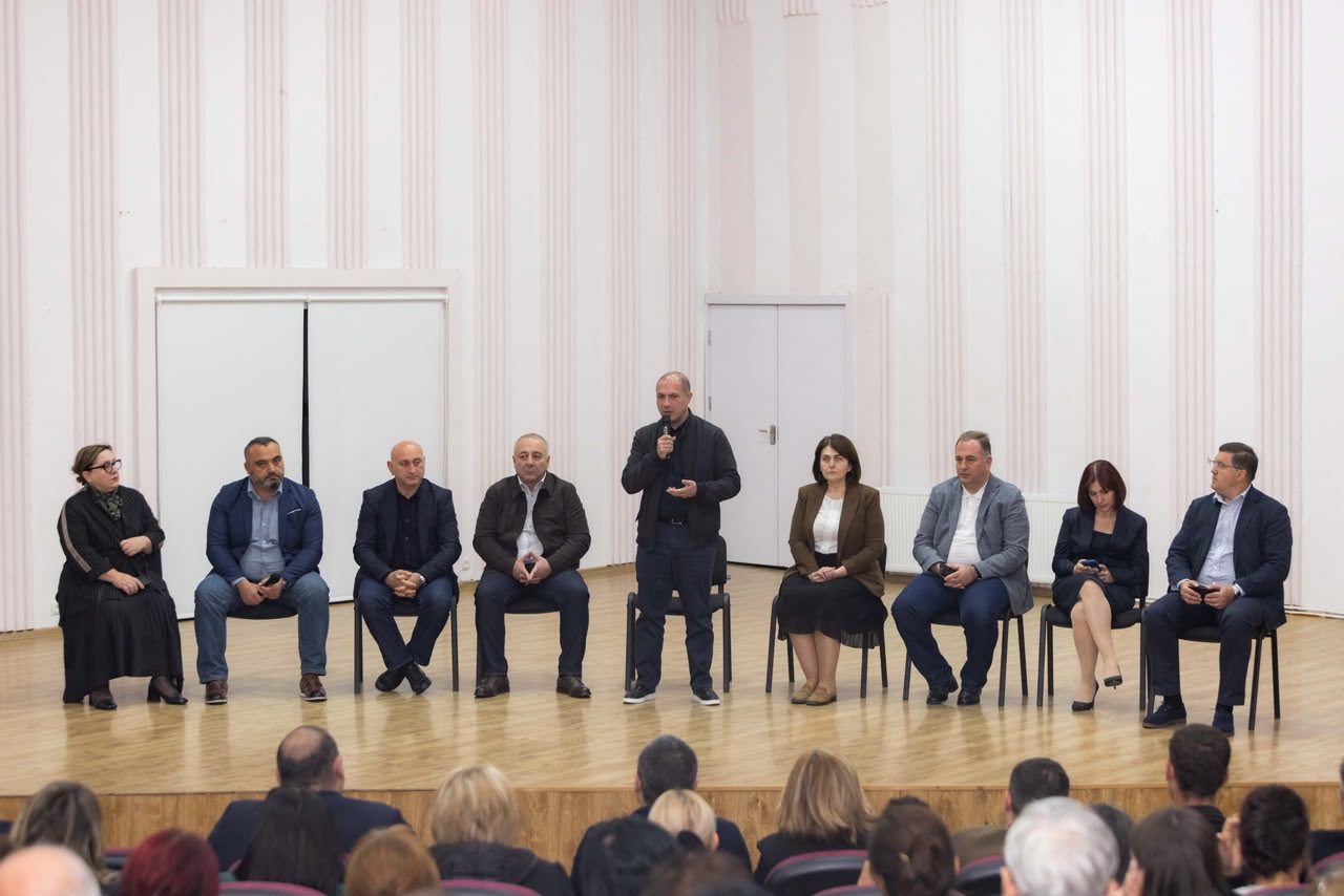 გივი მიქანაძე ხაშურის მუნიციპალიტეტის სასკოლო საზოგადოების წარმომადგენლებს შეხვდა