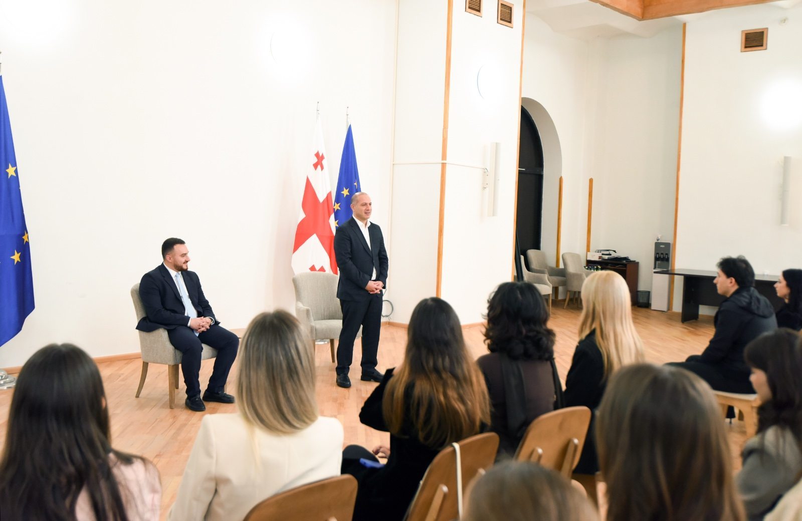 გივი მიქანაძემ შეხვედრა გამართა ახალგაზრდებთან, რომლებიც სამინისტროს სისტემაში ანაზღაურებად სტაჟირებას გაივლიან